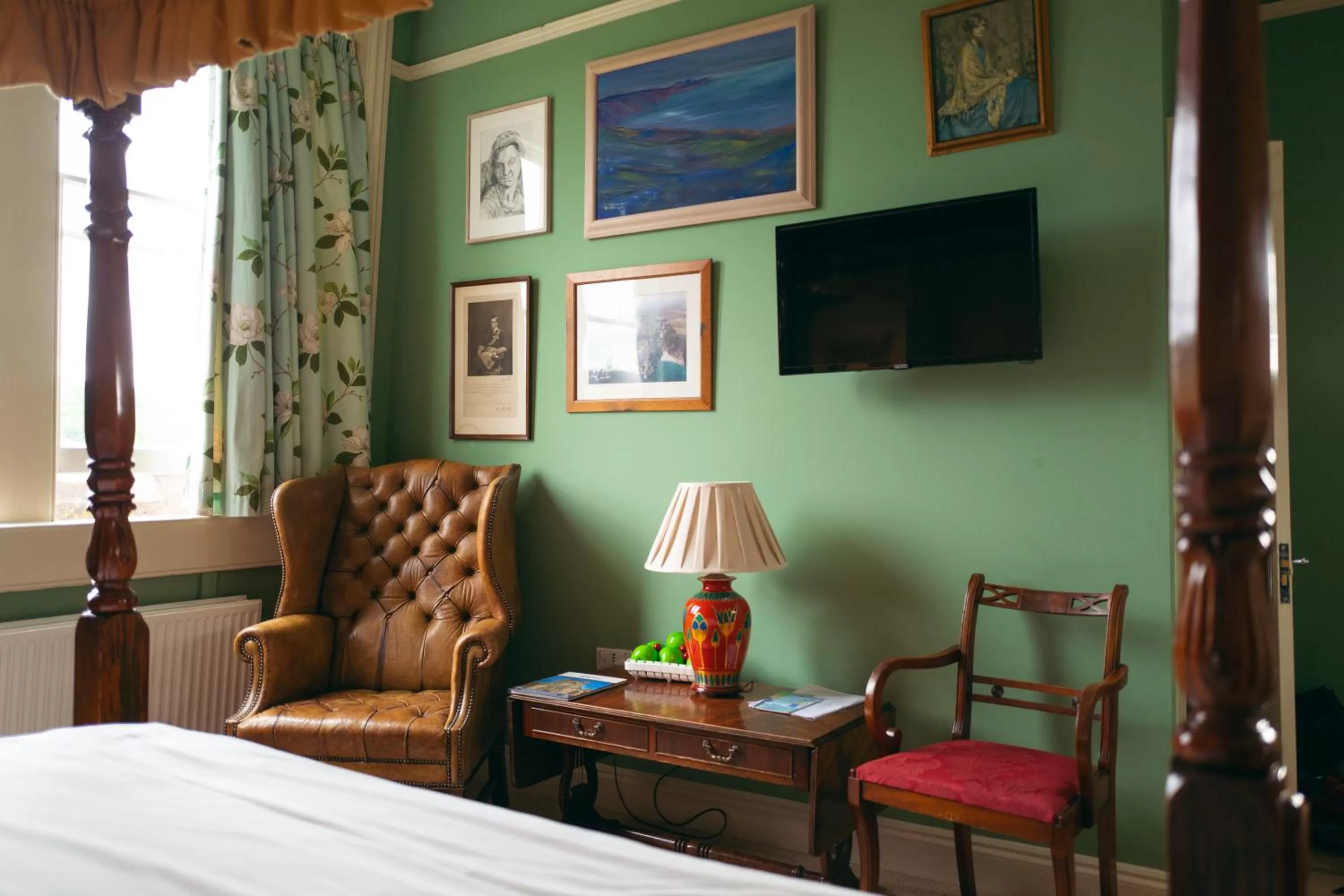 Seating area, Bed in Grosvenor Villa