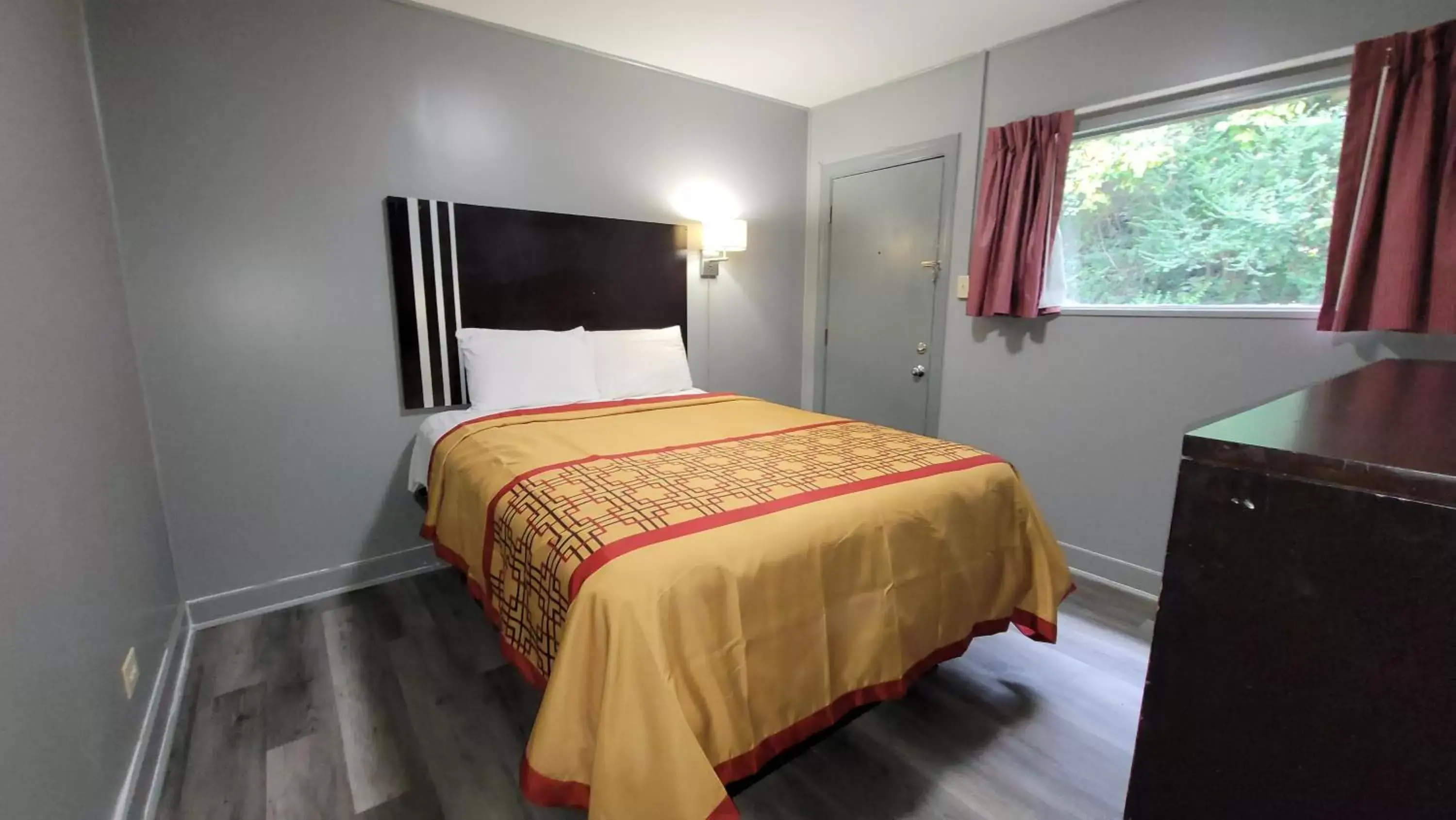 Queen Room with Shared Bathroom in Rock Haven Motel Queen Room with Shared Bathroom in Rock Haven Motel