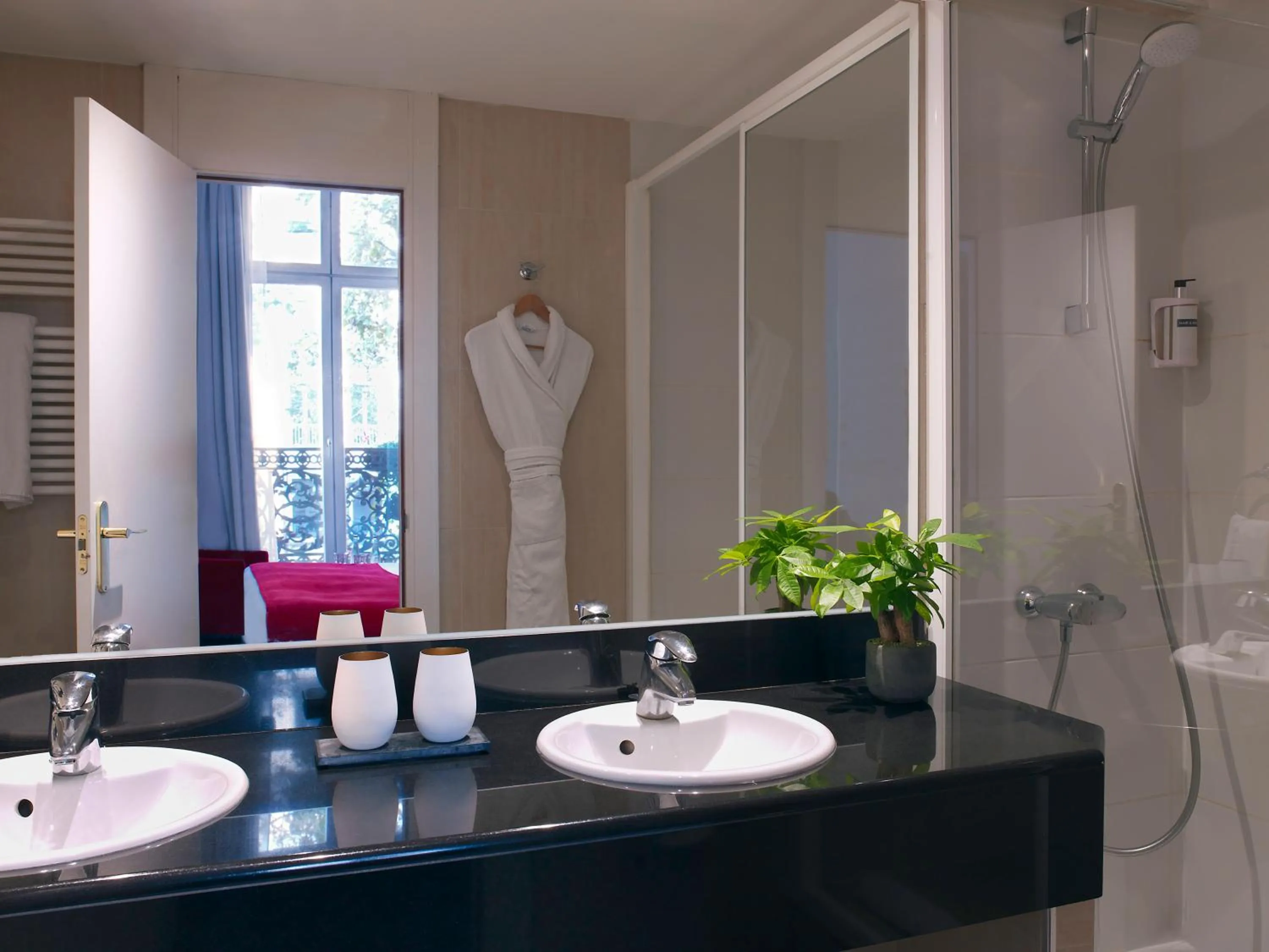 Bathroom in Hotel Paris Opera Affiliated by Meliá