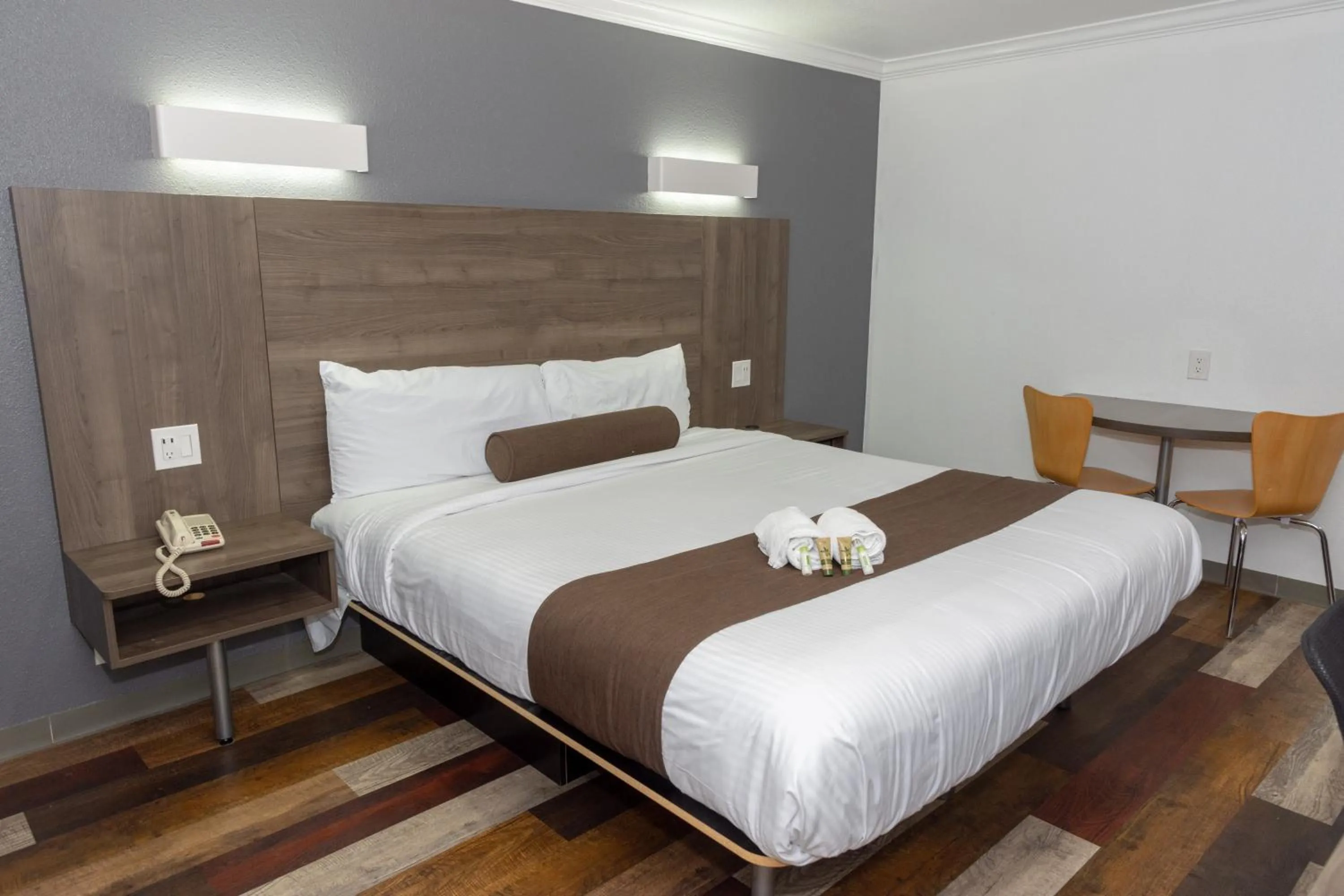 Bedroom, Bed in Value Inn Bellflower