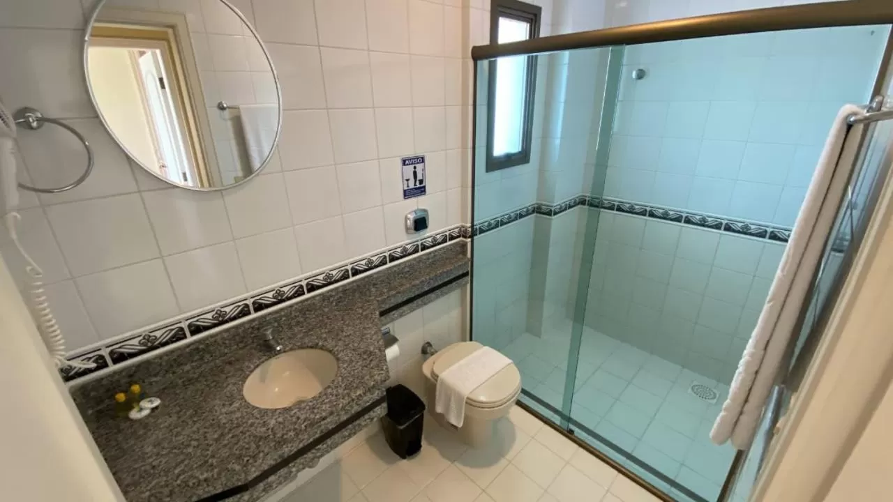 Bathroom in Golfinhos Apart Hotel