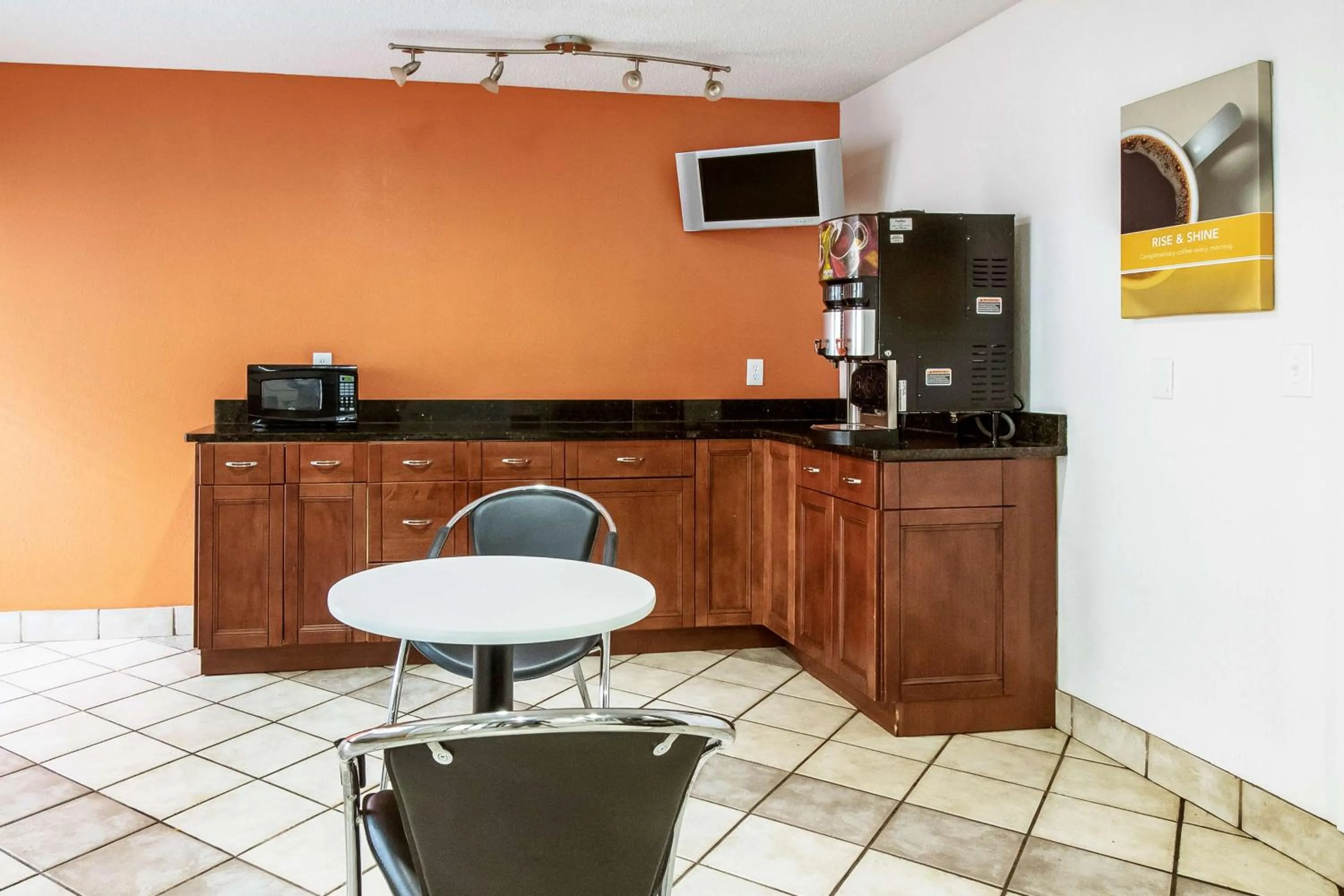 Communal lounge/ TV room in Motel 6-Dayton, OH - Englewood