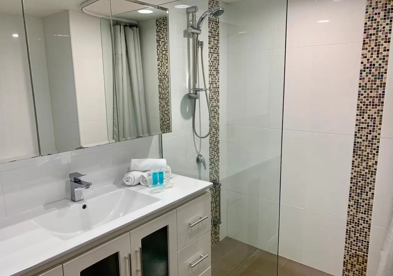 Shower in Outrigger Burleigh