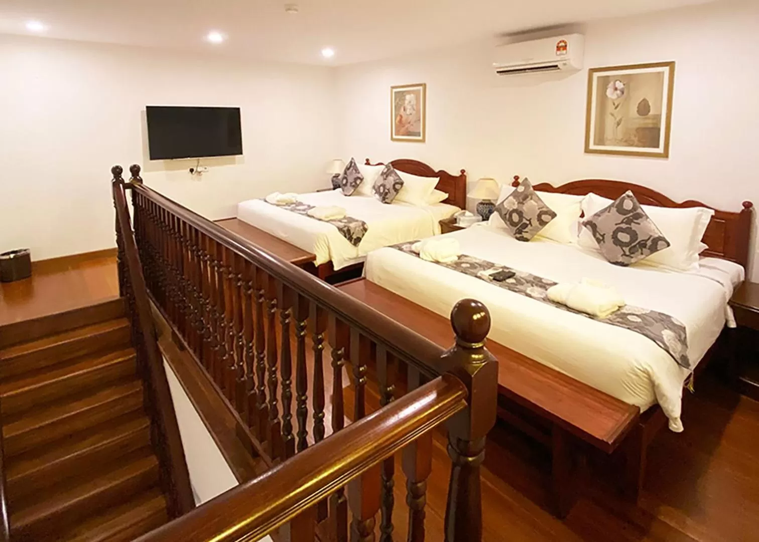 Bed in Heeren Straits Hotel