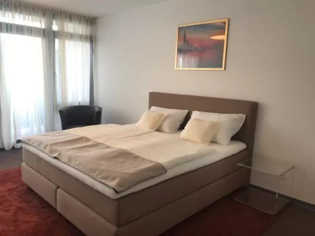 Bed in Gästehaus beim Prinz