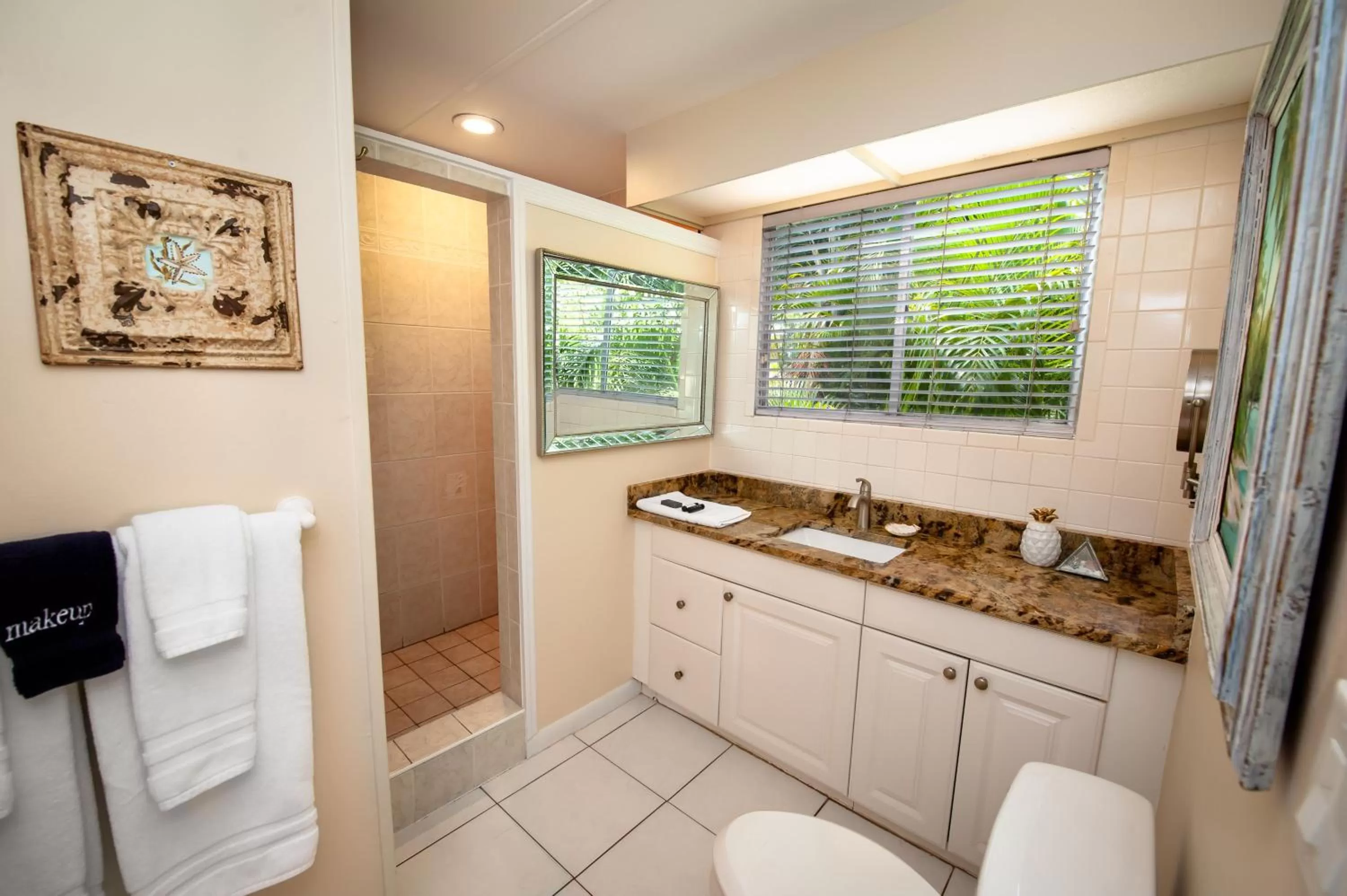 Toilet in Cedar Cove Resort & Cottages