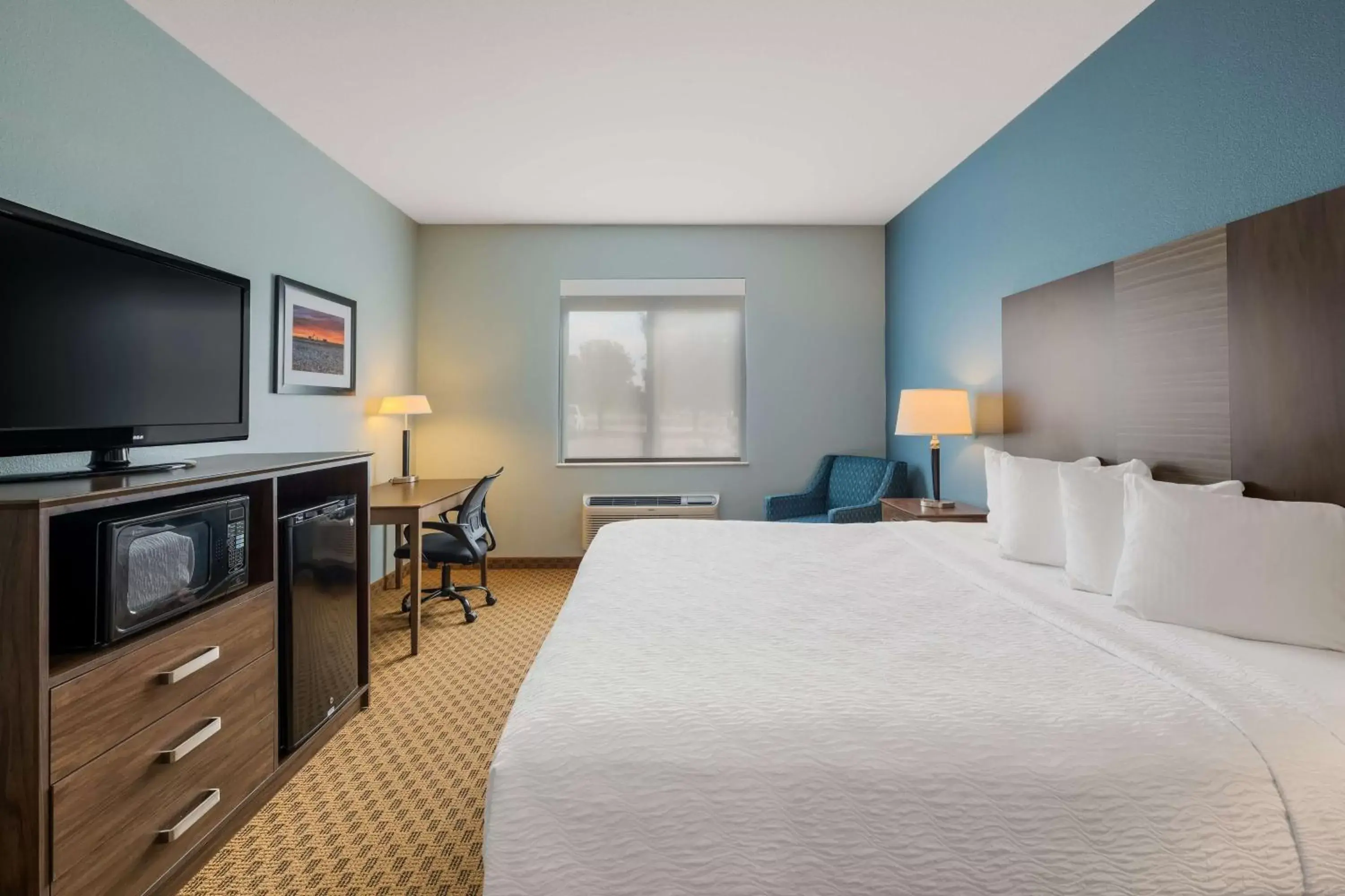 King Room with Roll-in Shower - Mobility Accessible/Non-Smoking in Best Western South Plains Inn & Suites King Room with Roll-in Shower - Mobility Accessible/Non-Smoking in Best Western South Plains Inn & Suites