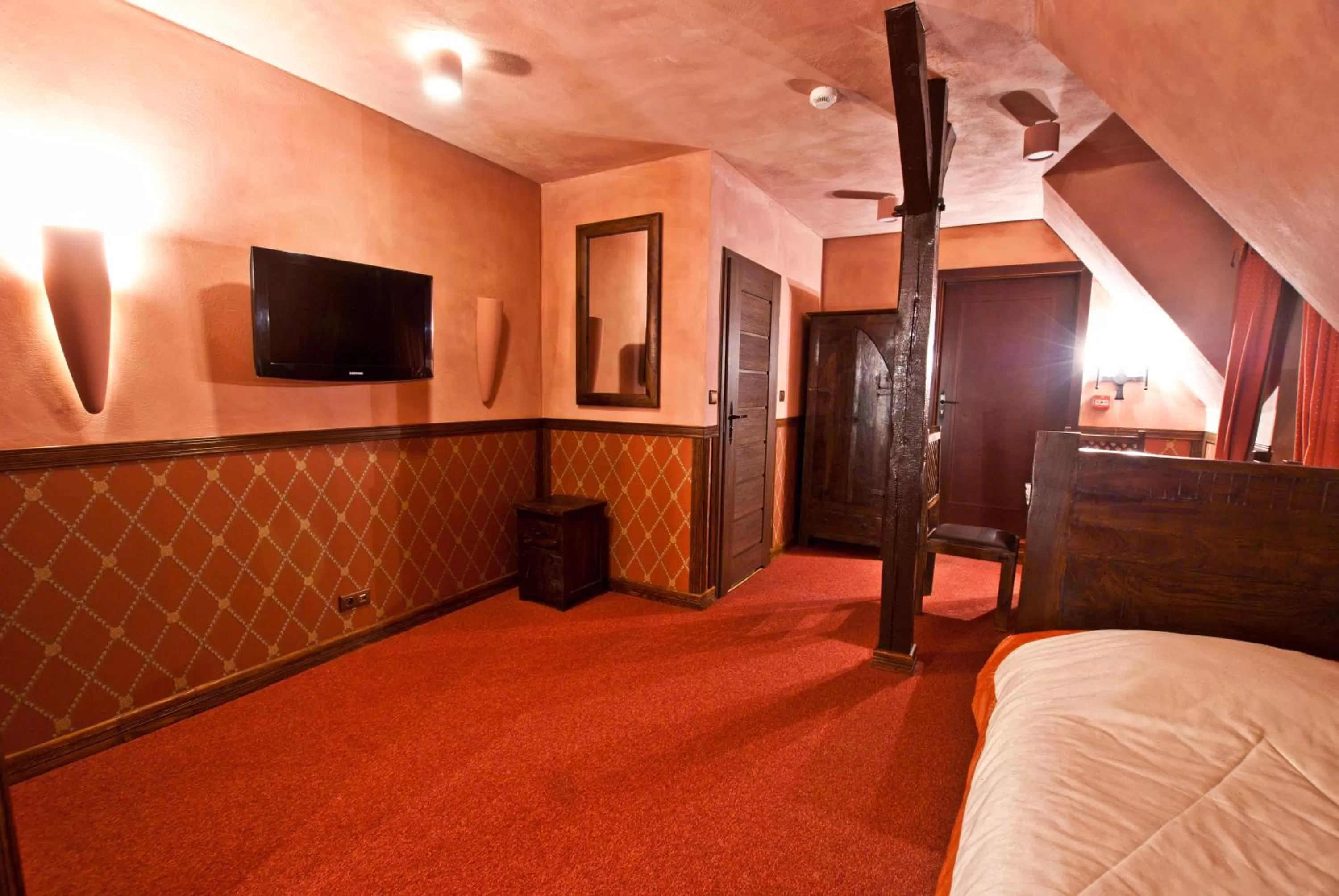 Bed, TV/Entertainment Center in Zamek Uniejów