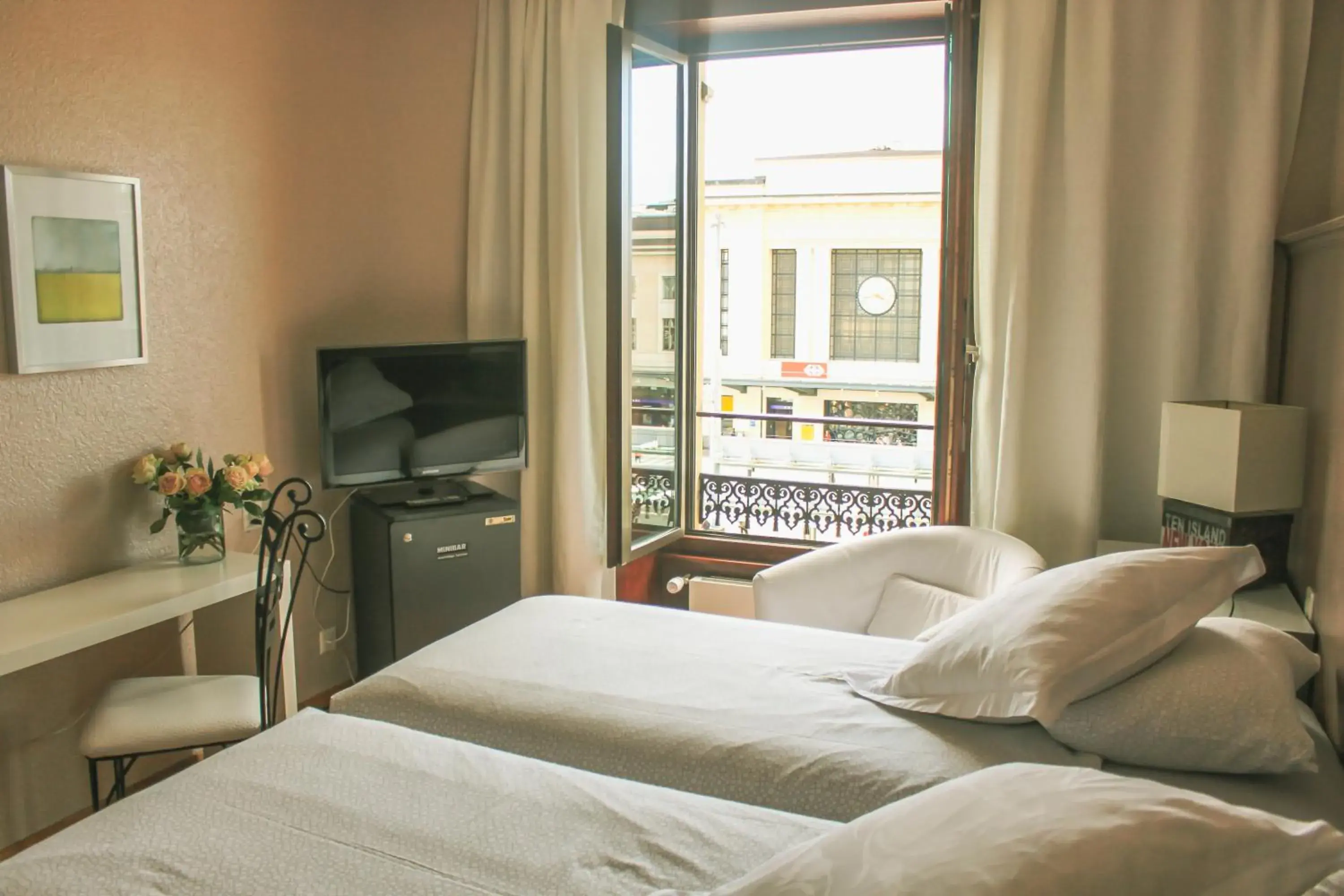 Twin Room - single occupancy in Hotel Les Arcades Twin Room - single occupancy in Hotel Les Arcades