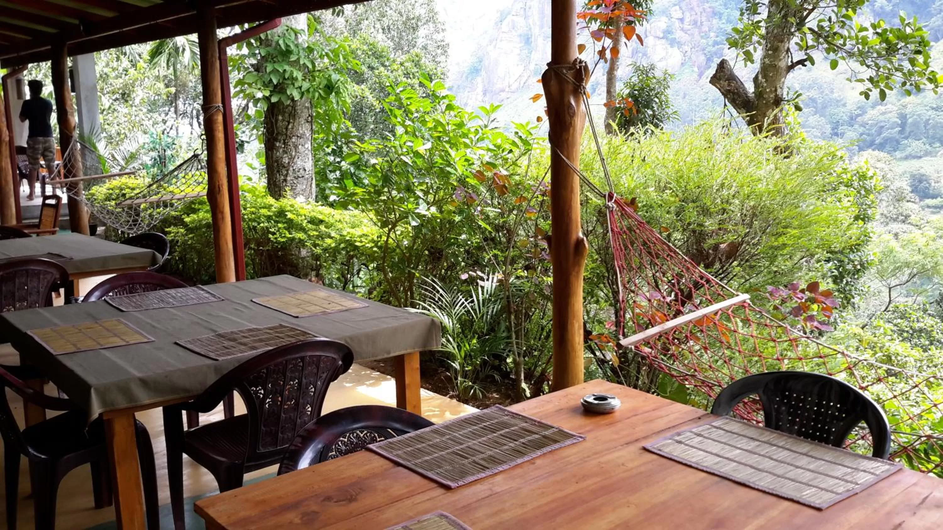 Restaurant/Places to Eat in Raveena Guest House