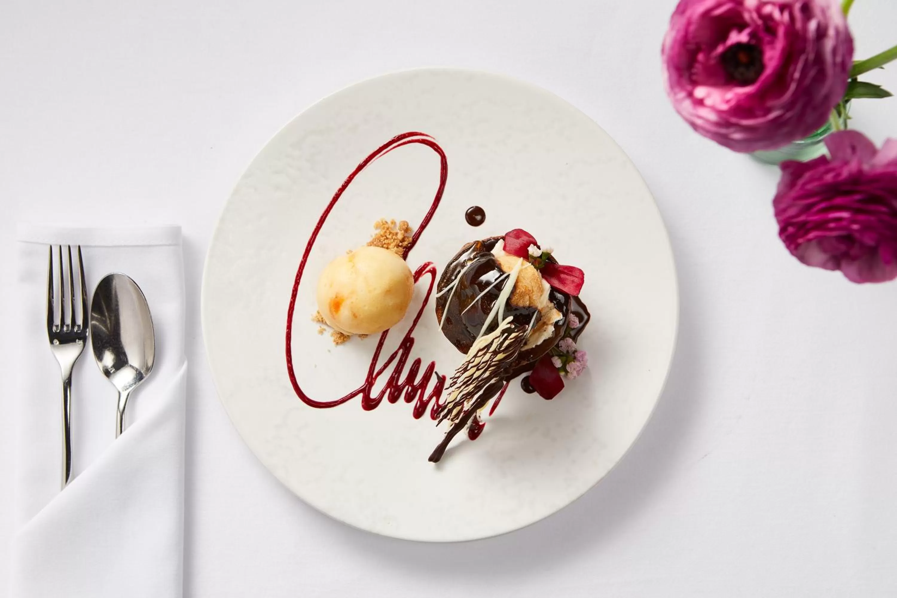 Restaurant/places to eat, Food in Macdonald Elmers Court Resort