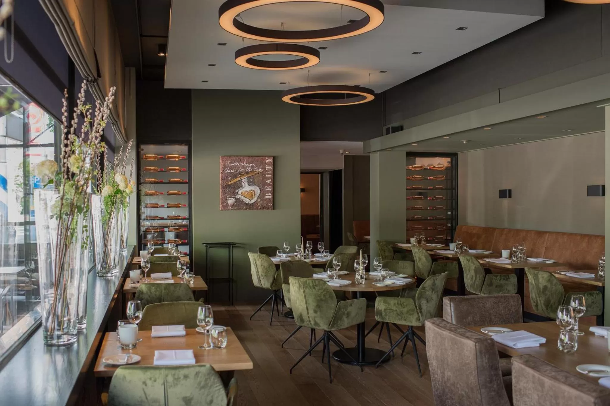 Restaurant/places to eat in Hotel Central