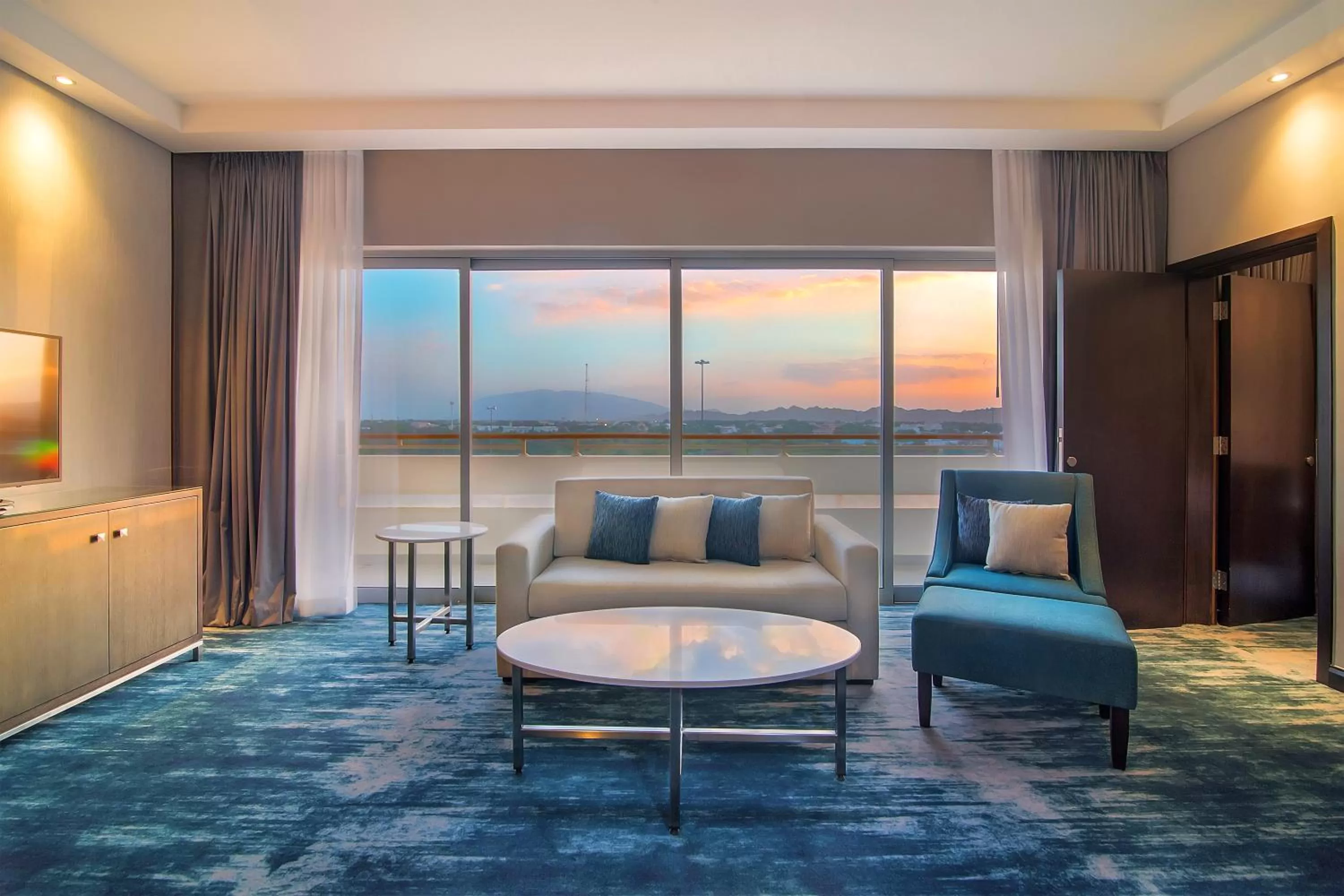 Living room in Radisson Blu Hotel & Resort, Al Ain