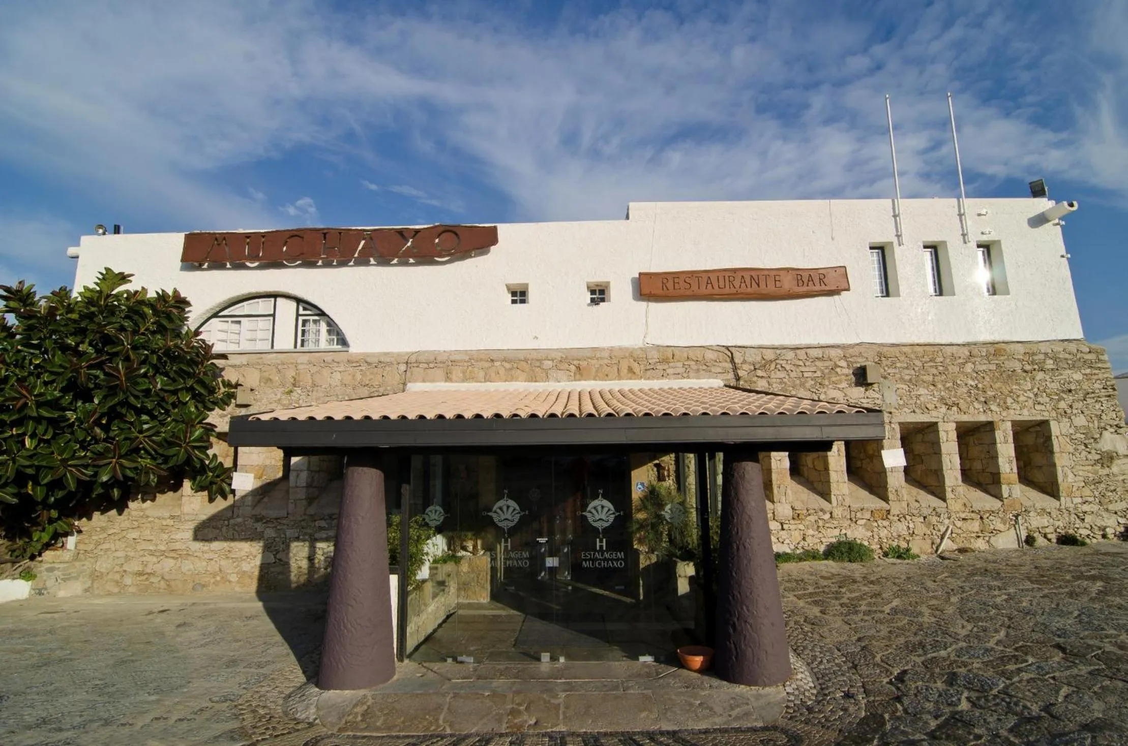 Facade/entrance in Estalagem Muchaxo Hotel