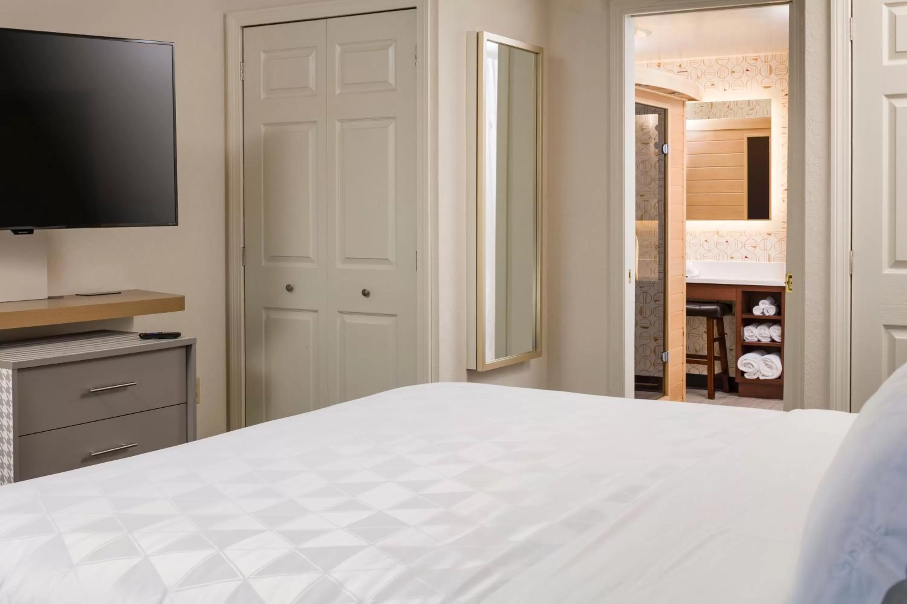 Photo of the whole room, Bed in Holiday Inn Salem by IHG