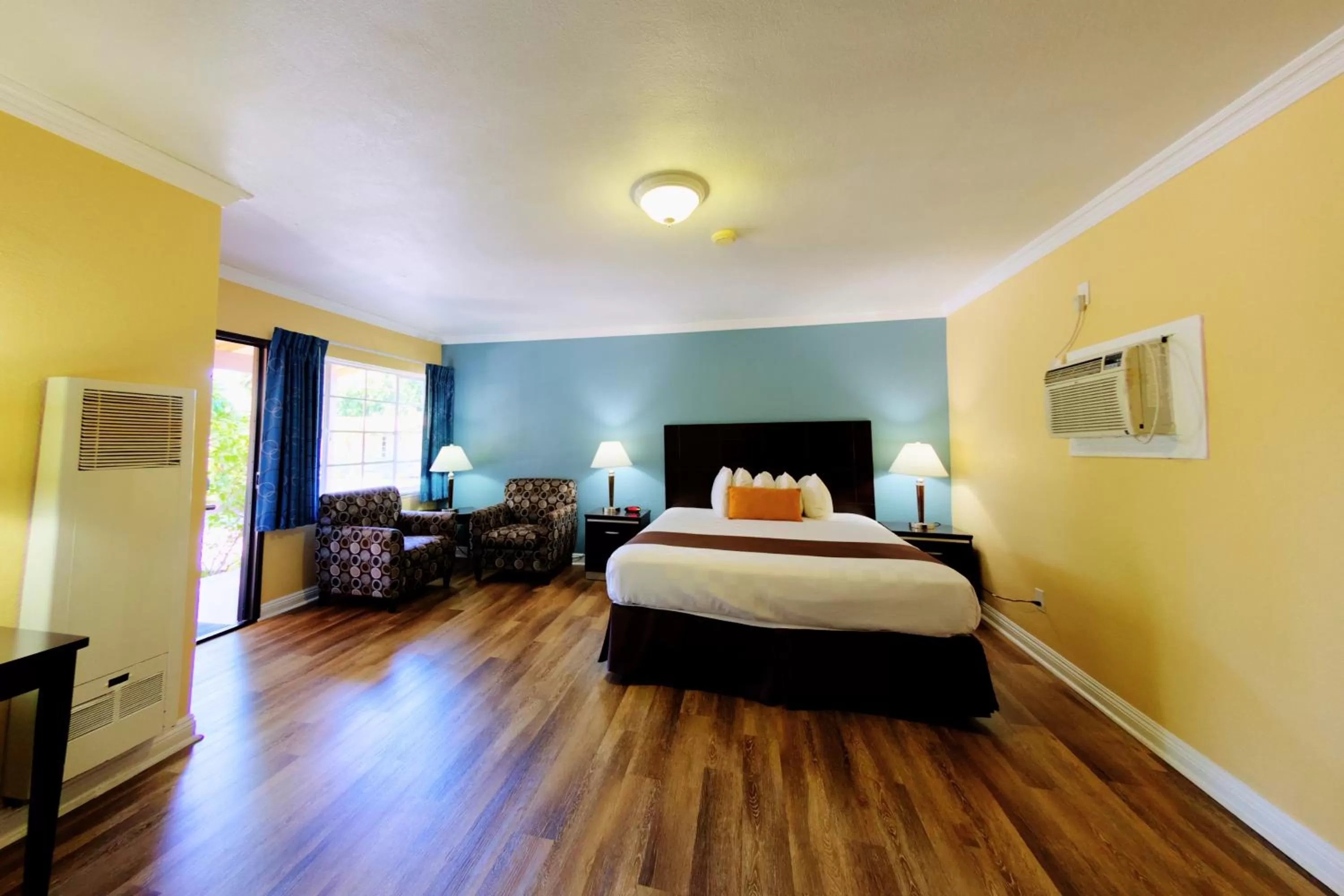 Bed in Palm Tropics Motel