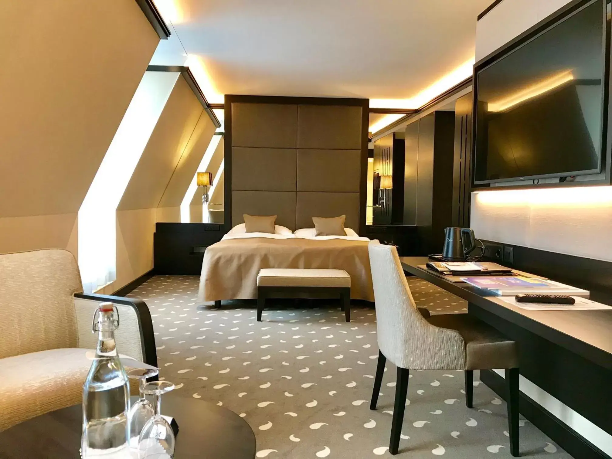 Deluxe Junior Suite in Hotel Monopol Luzern Deluxe Junior Suite in Hotel Monopol Luzern