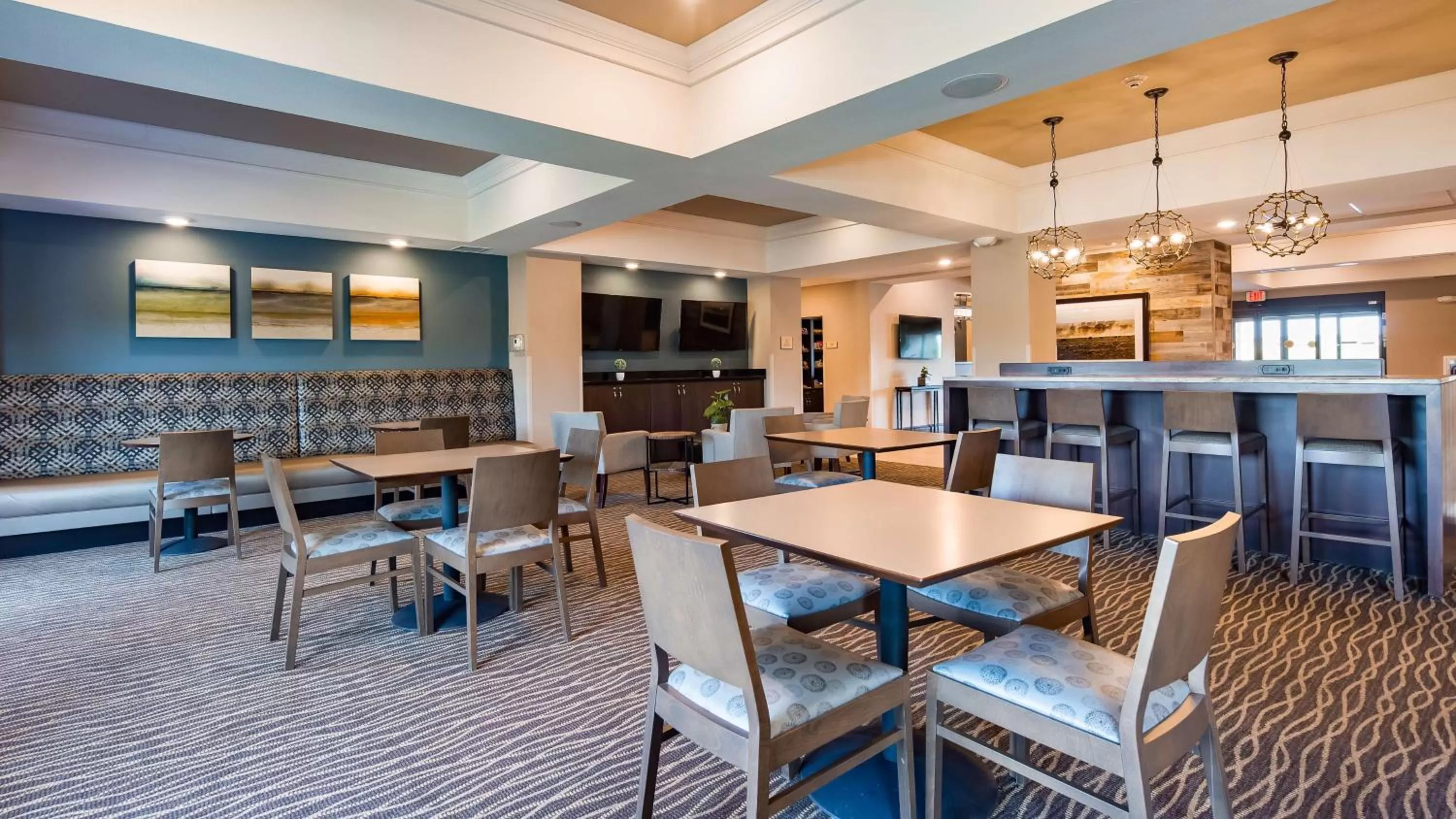 Breakfast in Best Western Plus Overland Inn