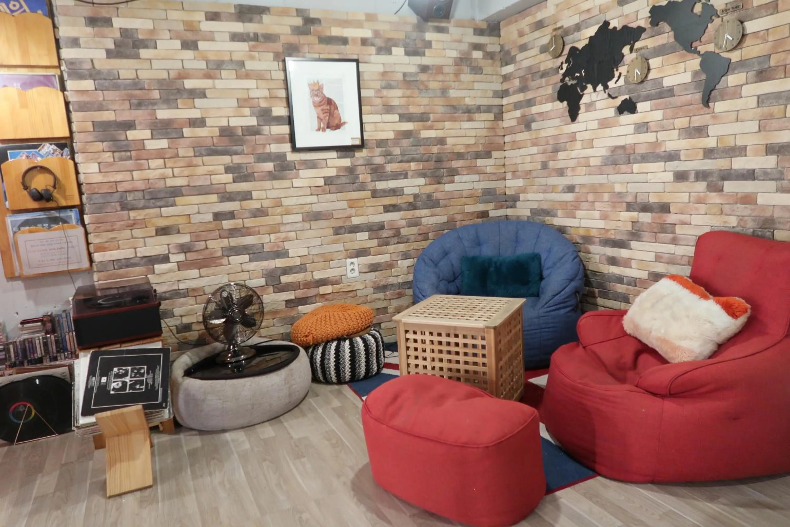 Seating area in Andong Poong-gyung HOSTEL n LIBRARY