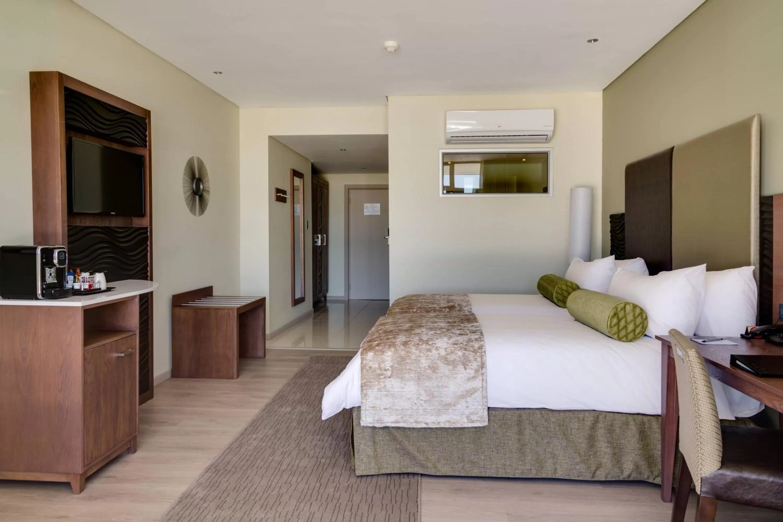 Photo of the whole room, Bed in Protea Hotel by Marriott Upington