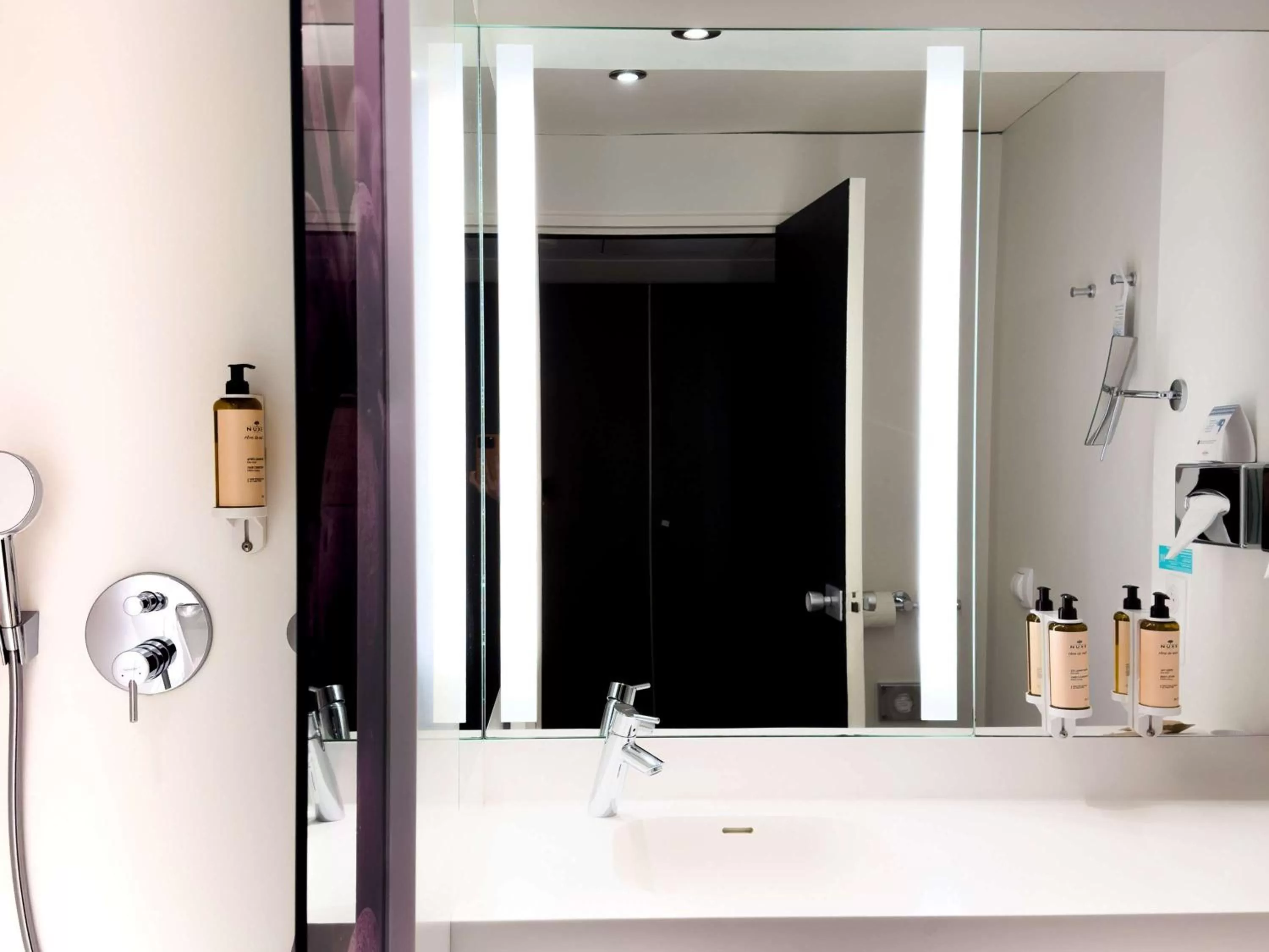 Bathroom in Mercure Reims Centre Cathédrale