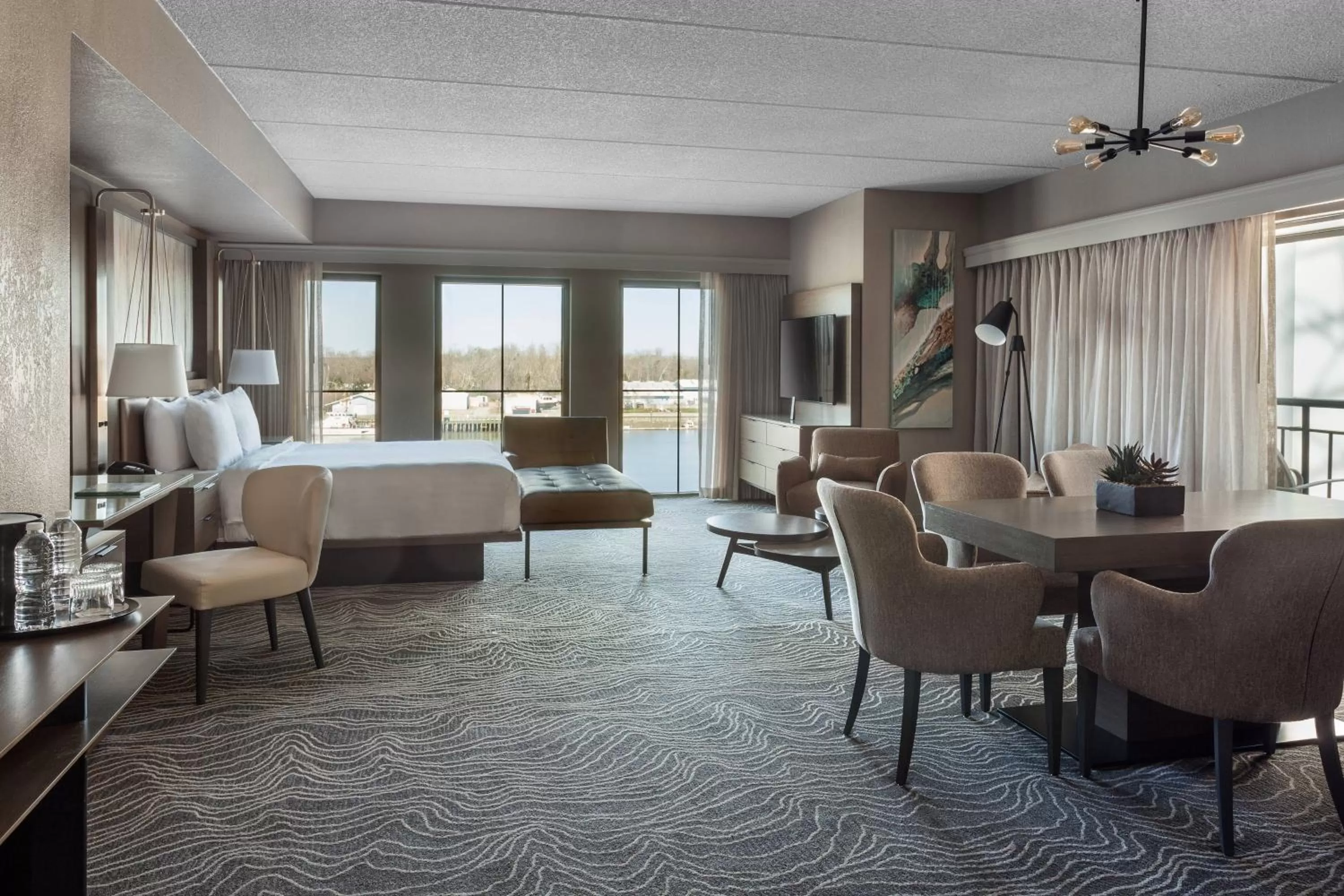 Living room, Bed in Marriott Savannah Riverfront