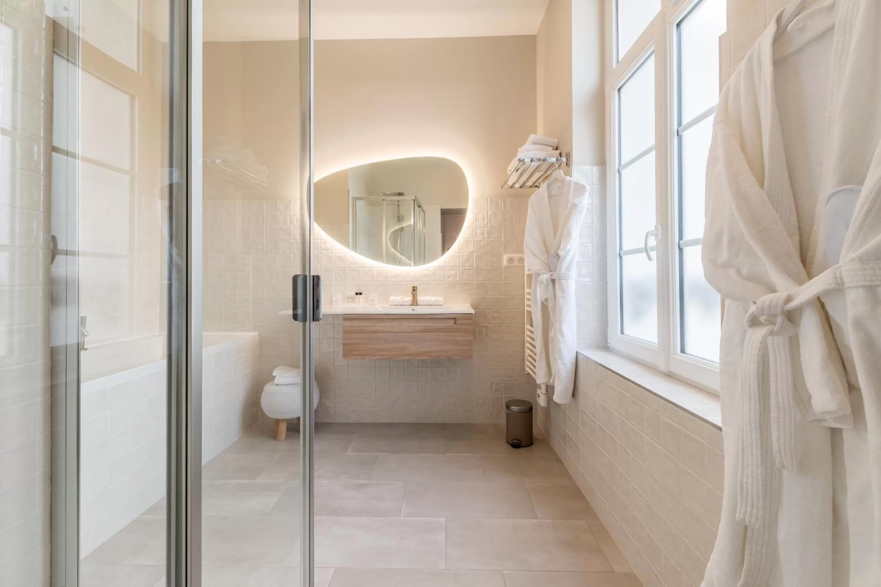 Shower in Hôtel Échappée en Baie - Parking privé gratuit dont forfaits bornes électriques réservable