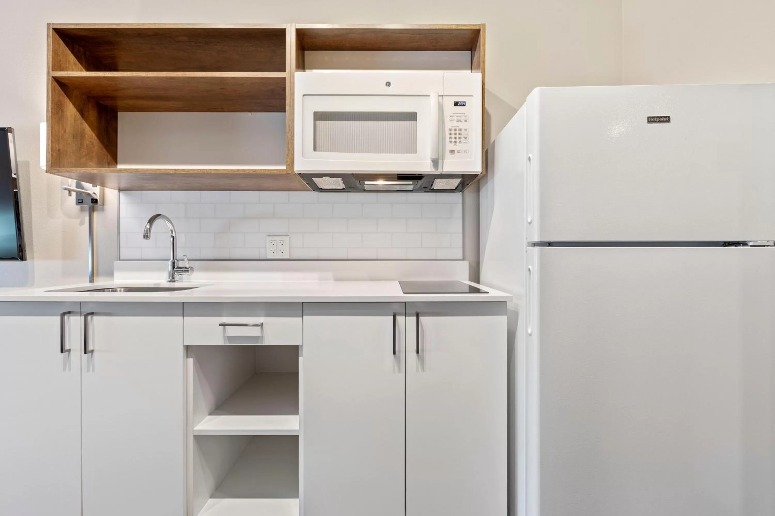 Kitchen or kitchenette in Extended Stay America Premier Suites - Tampa - Gibsonton - Riverview