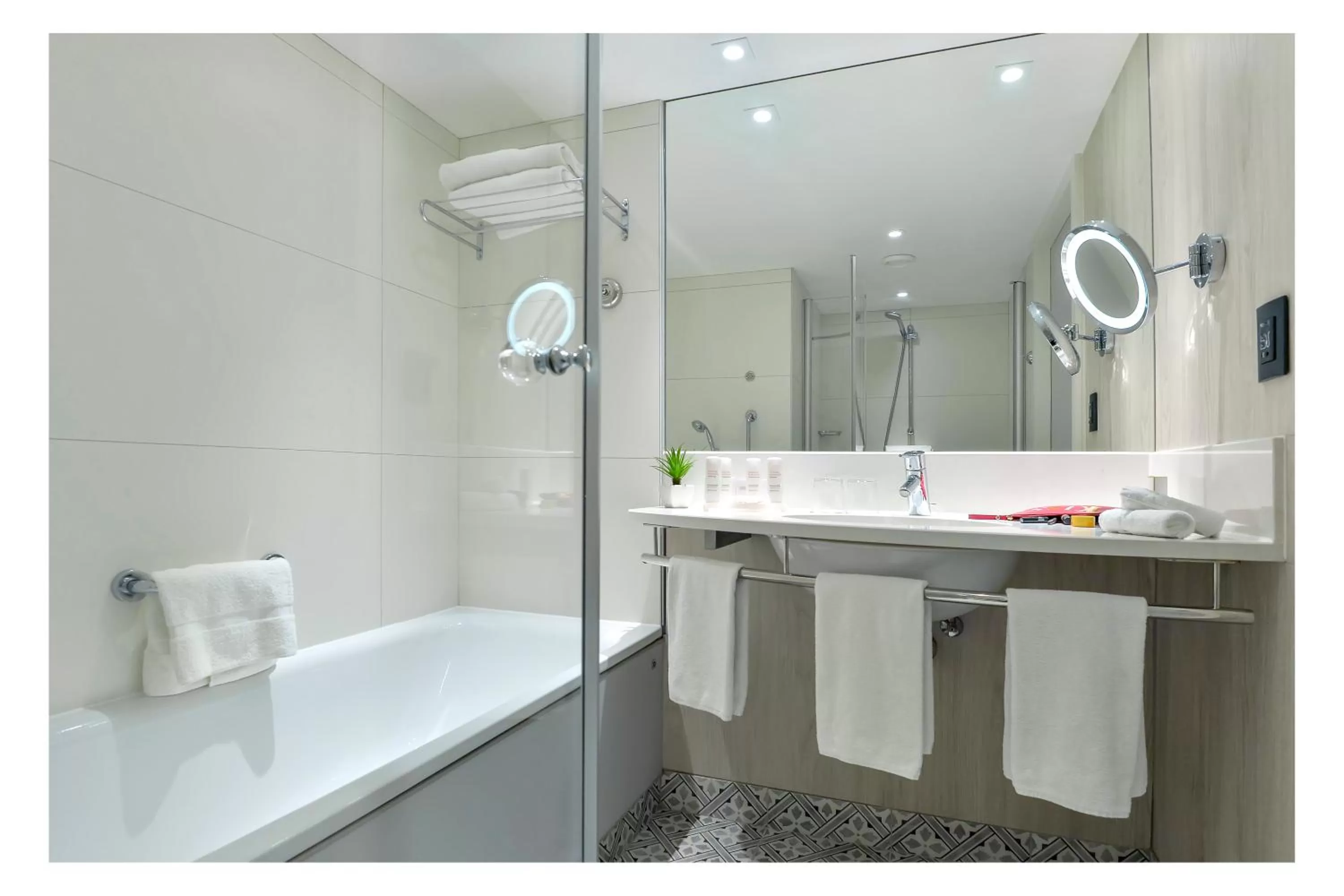 Bathroom in Radisson Blu Hotel Nice