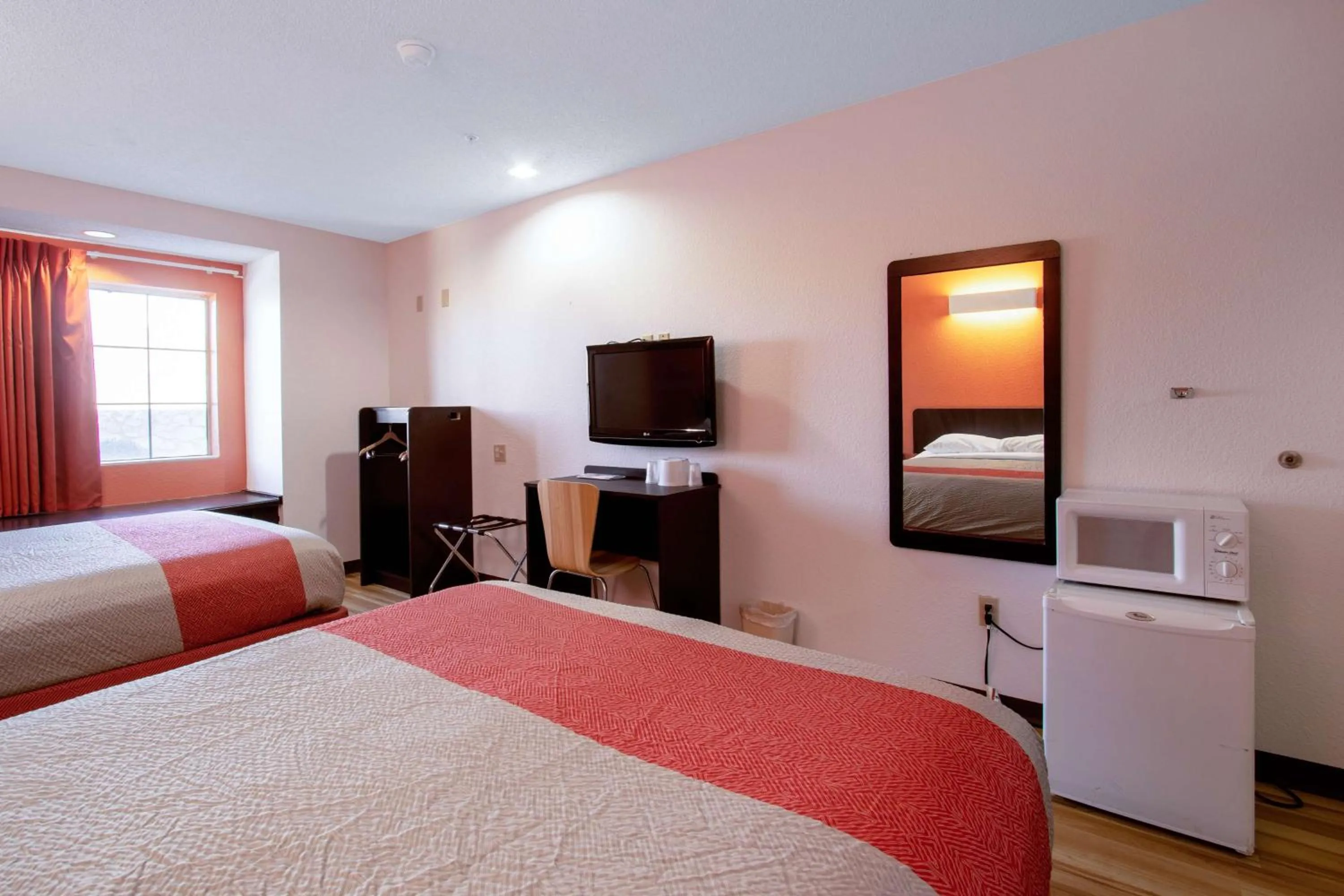 TV and multimedia, Bed in Motel 6-El Paso, TX - Southeast