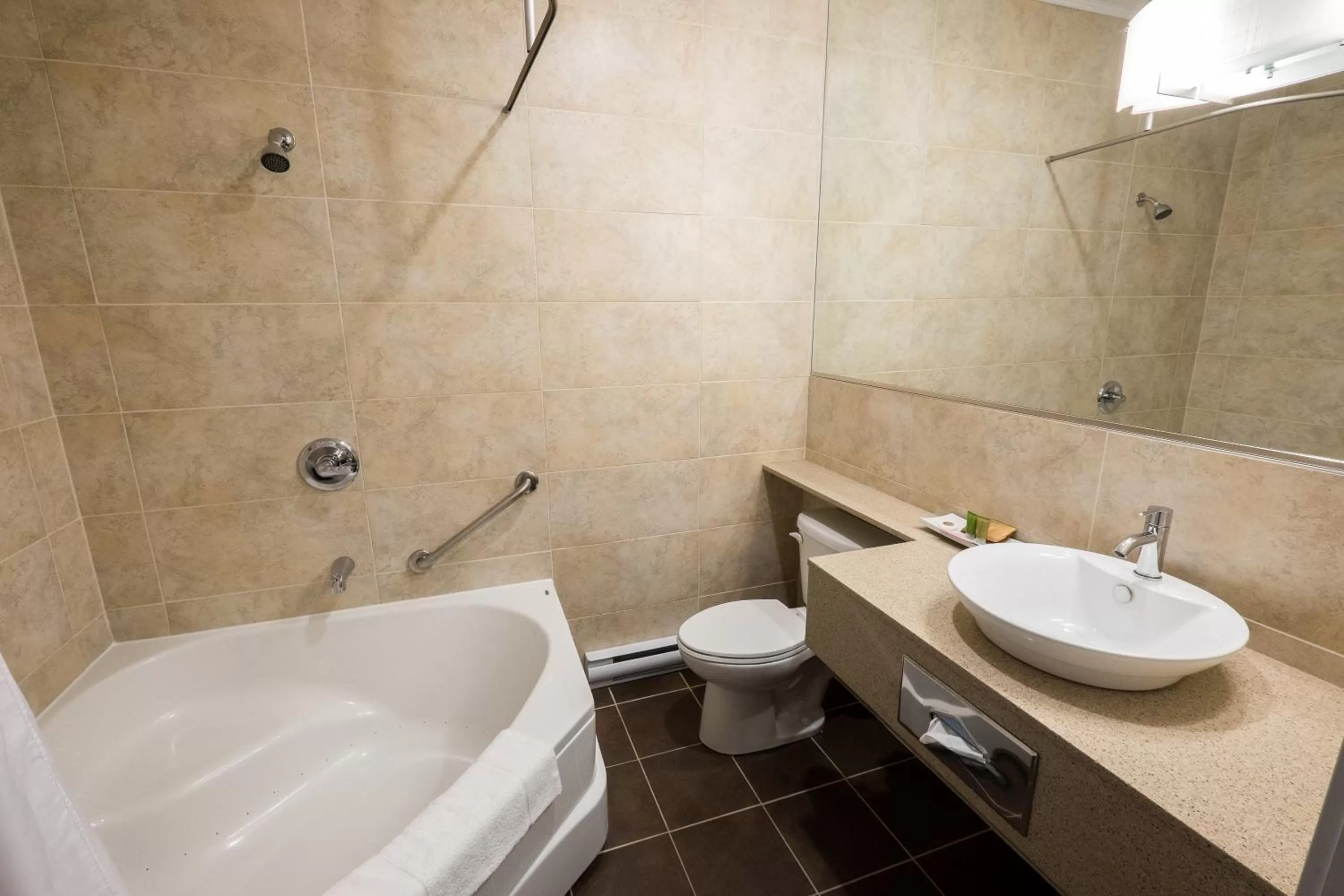 Bathroom in Hôtel et Pavillons Le Petit Manoir du Casino