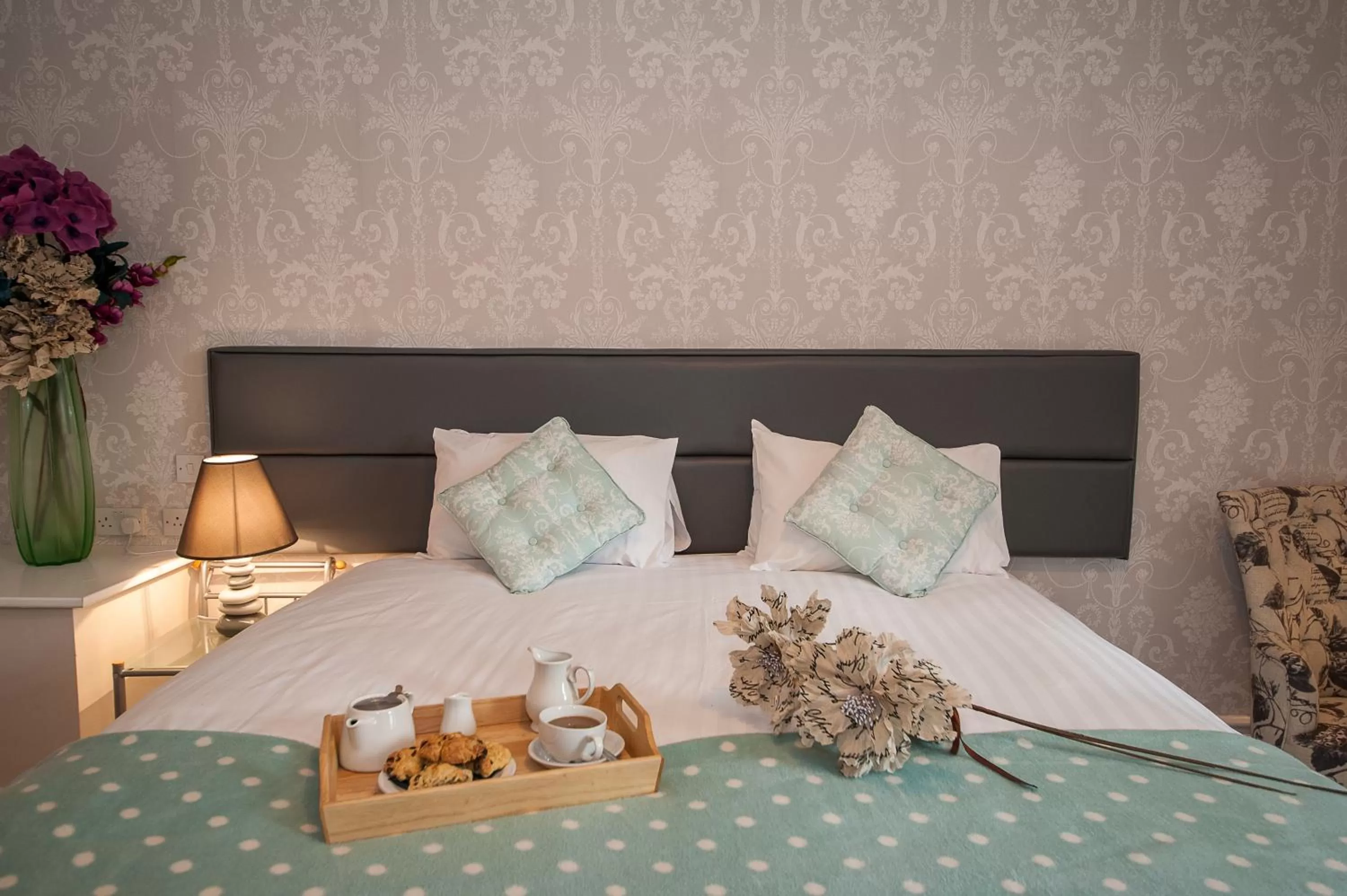 Bed in The Royal Hotel and Bar