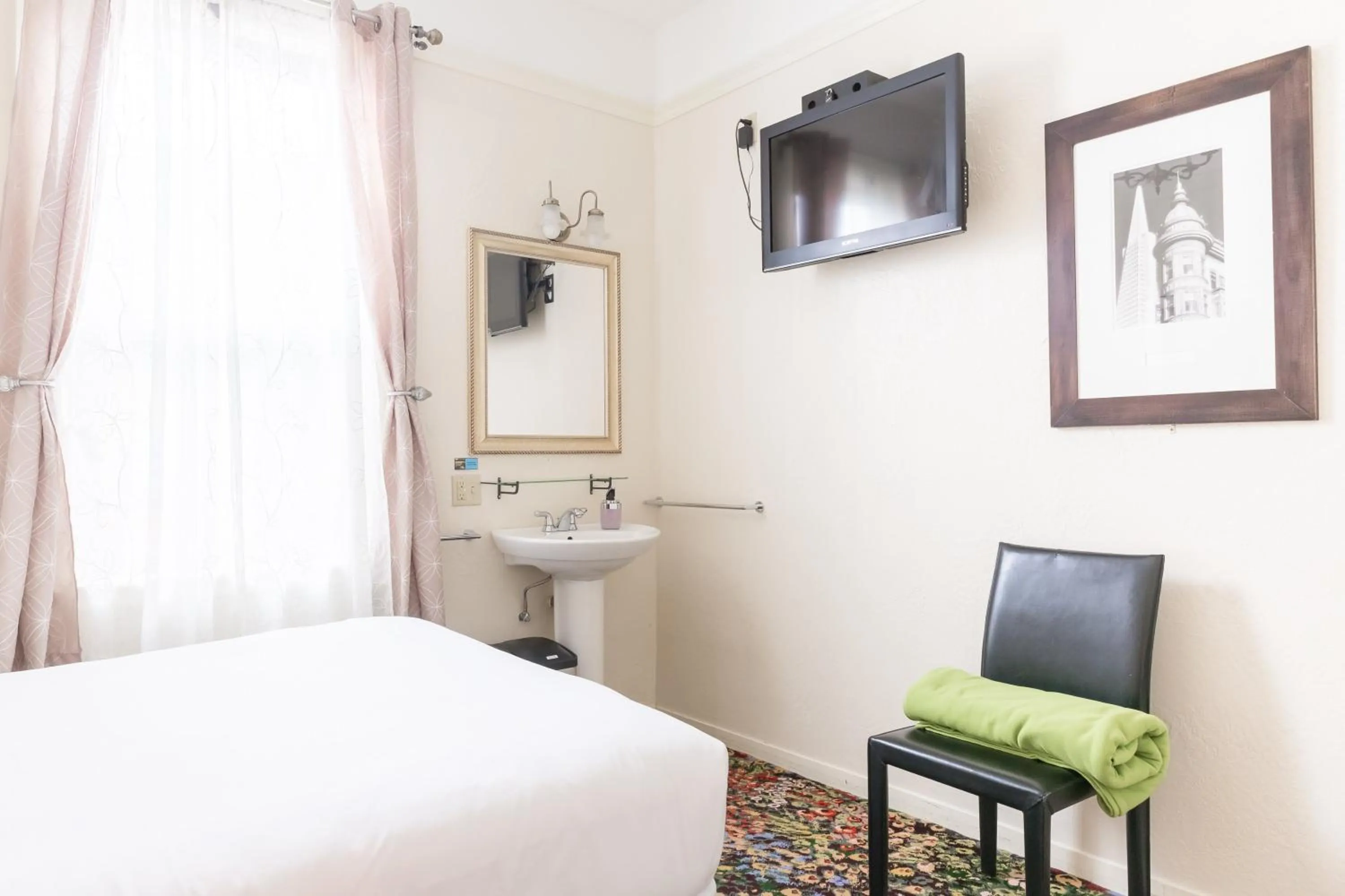 TV and multimedia, Bed in Green Tortoise Hostel