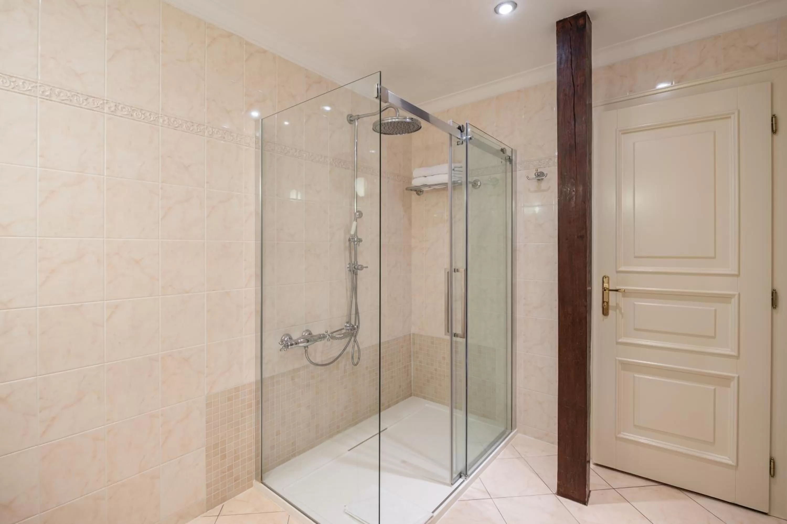 Shower in Hotel Liberty