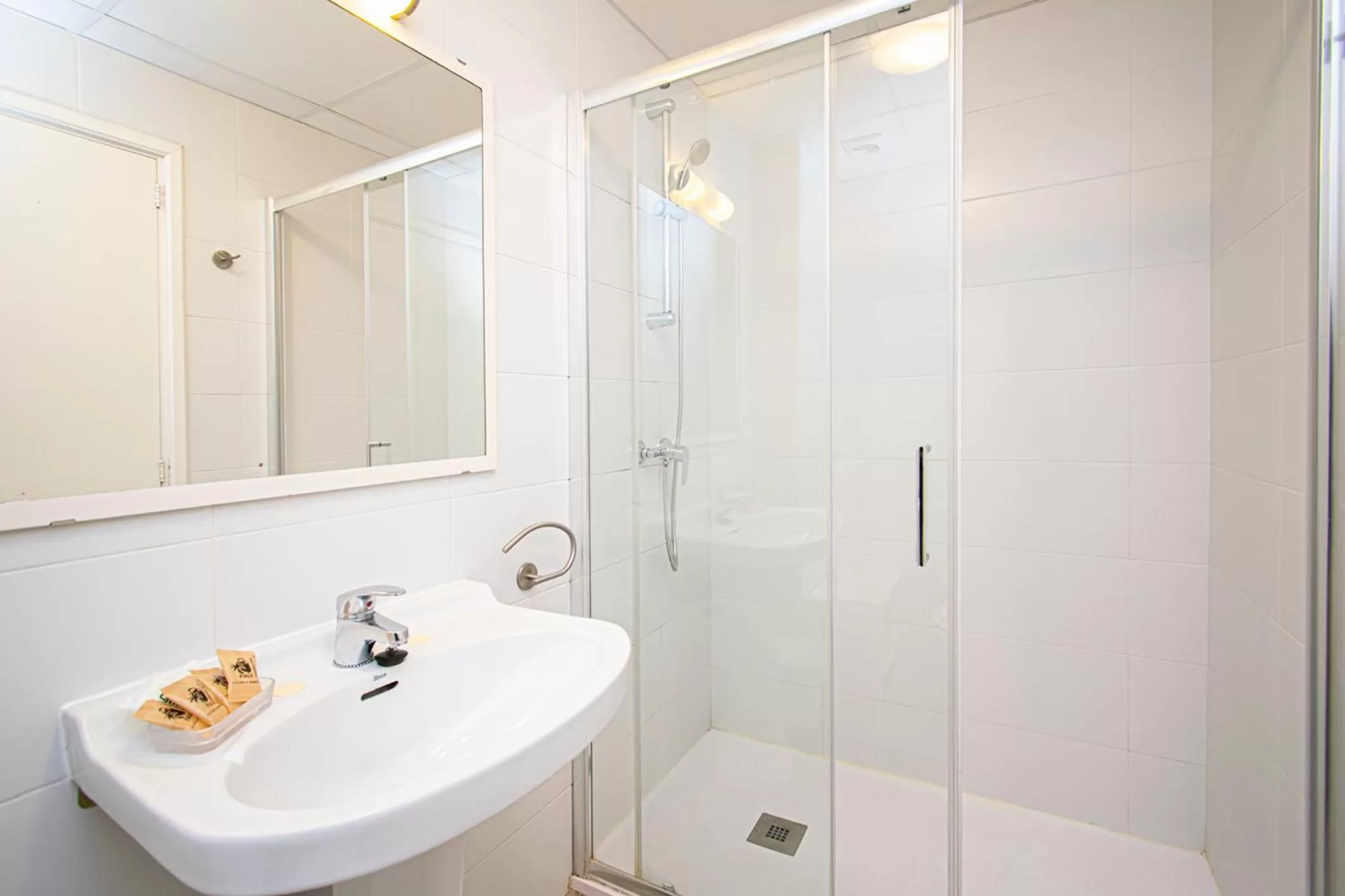 Shower in Apartamentos Falcó