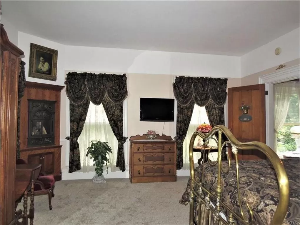 TV/Entertainment Center in Raindrops On Roses Bed & Breakfast