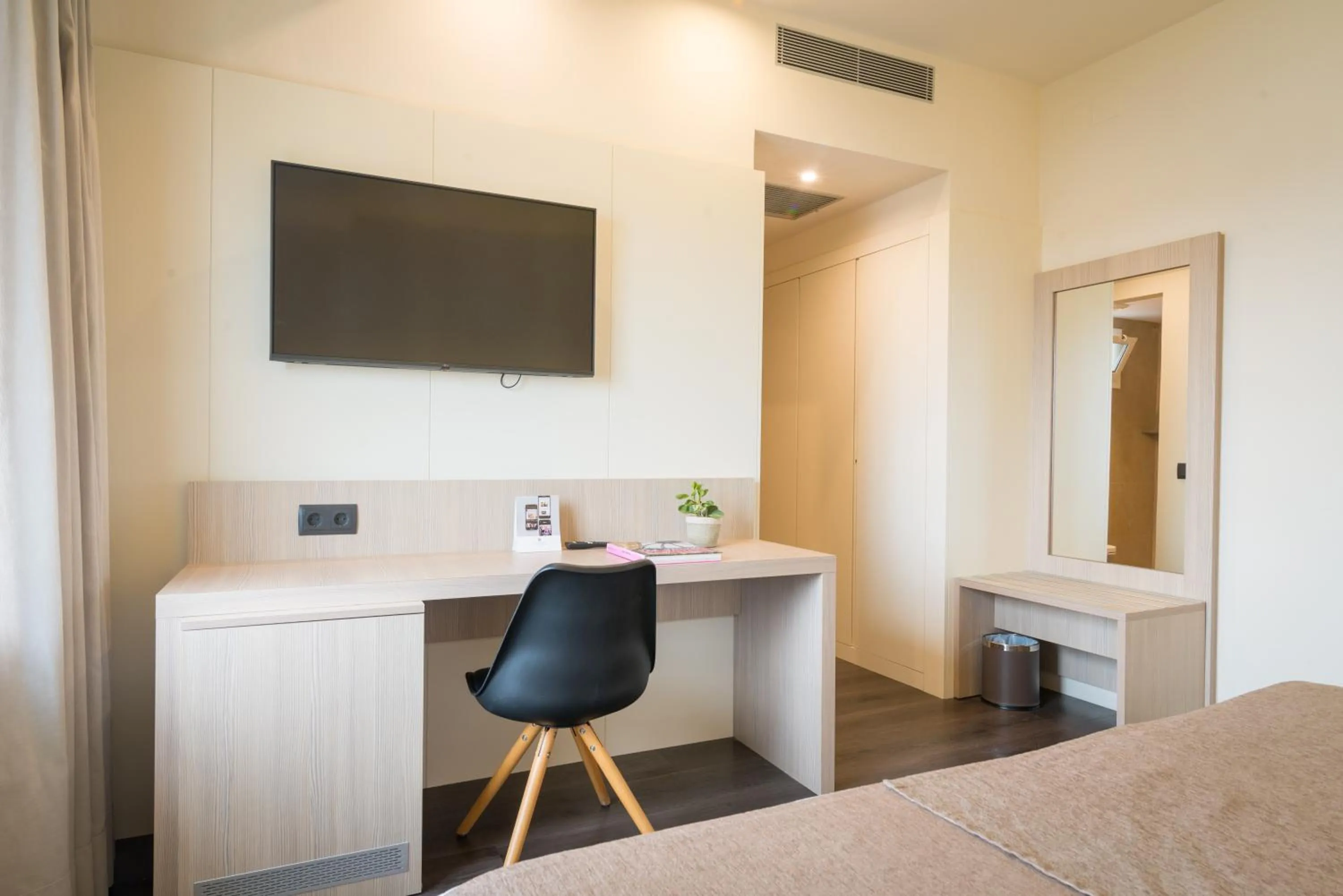 Photo of the whole room, Bed in Hotel Alga