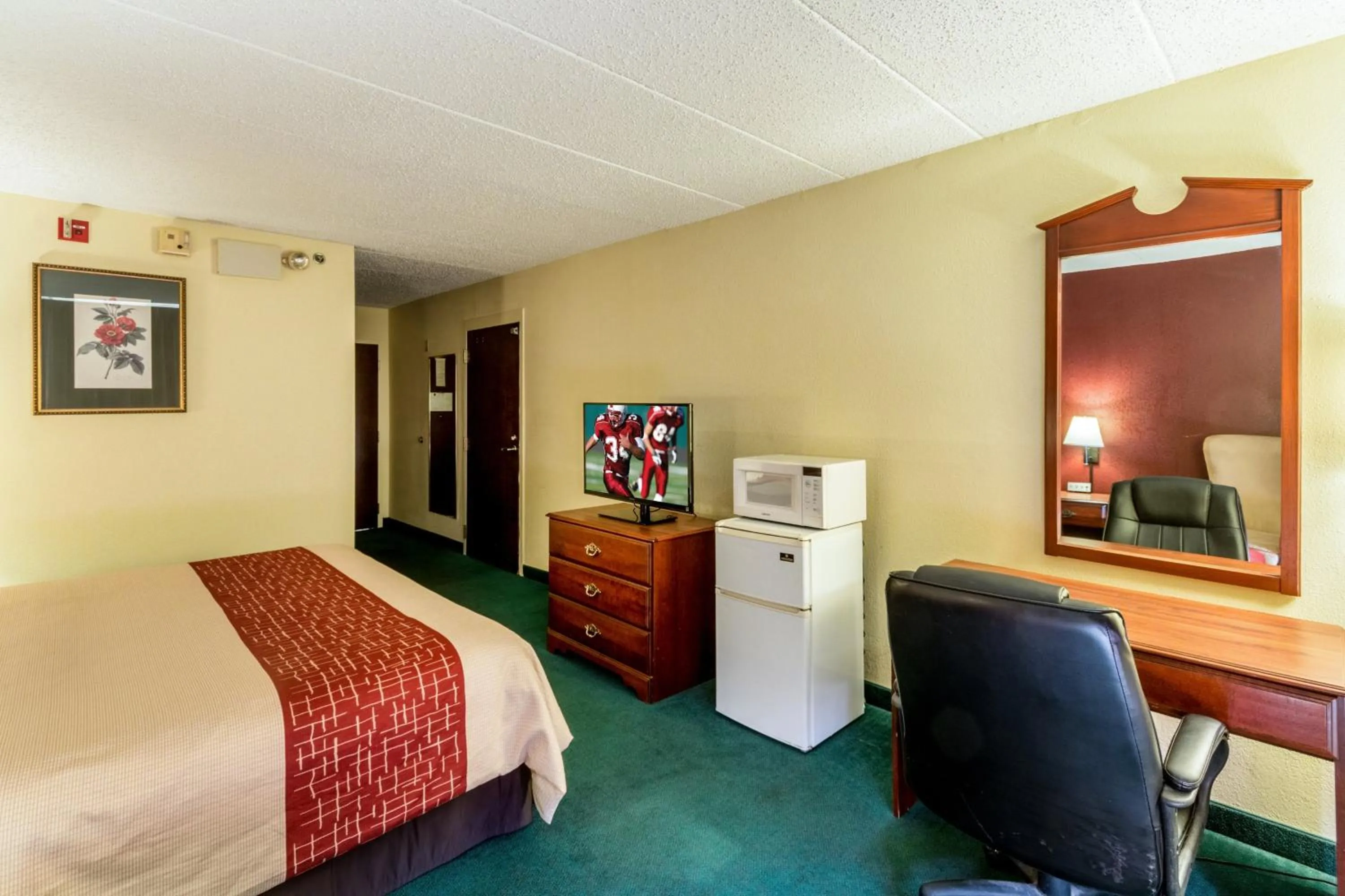 Photo of the whole room, Bed in Red Roof Inn Morehead