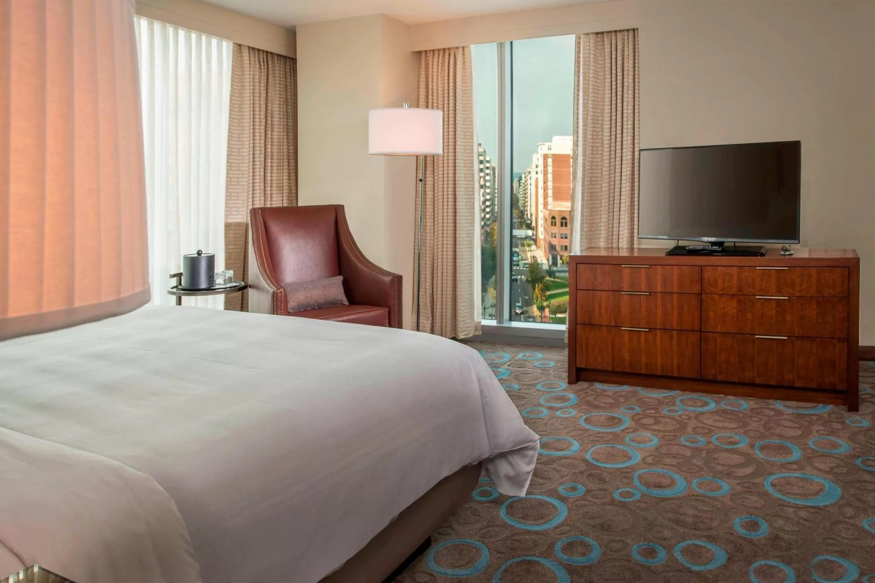Bedroom, Bed in Marriott Marquis Washington, DC