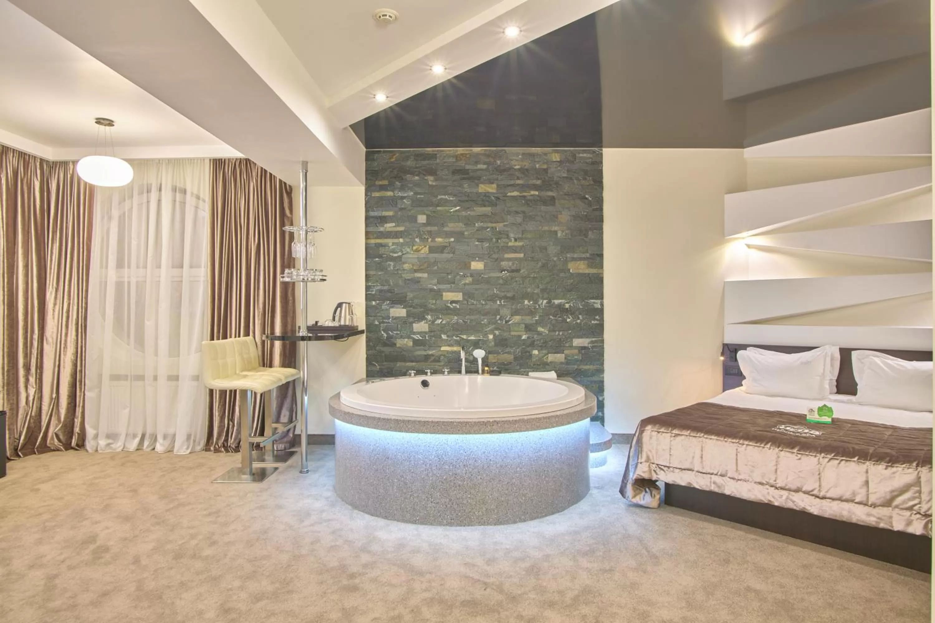 Photo of the whole room in Hotel & Spa NEMO with dolphins