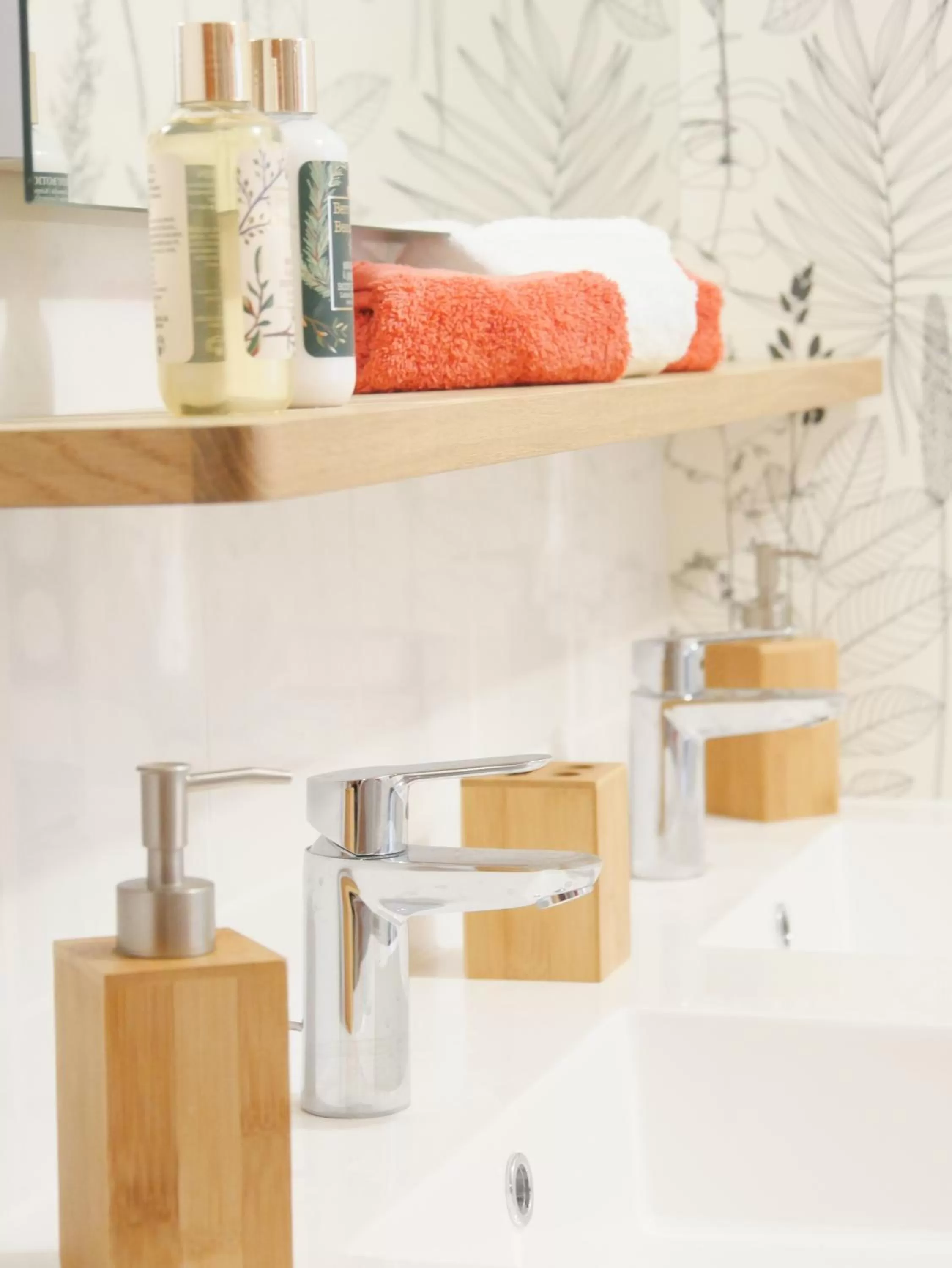 Bathroom in Chambres d'hôtes les Bruyères