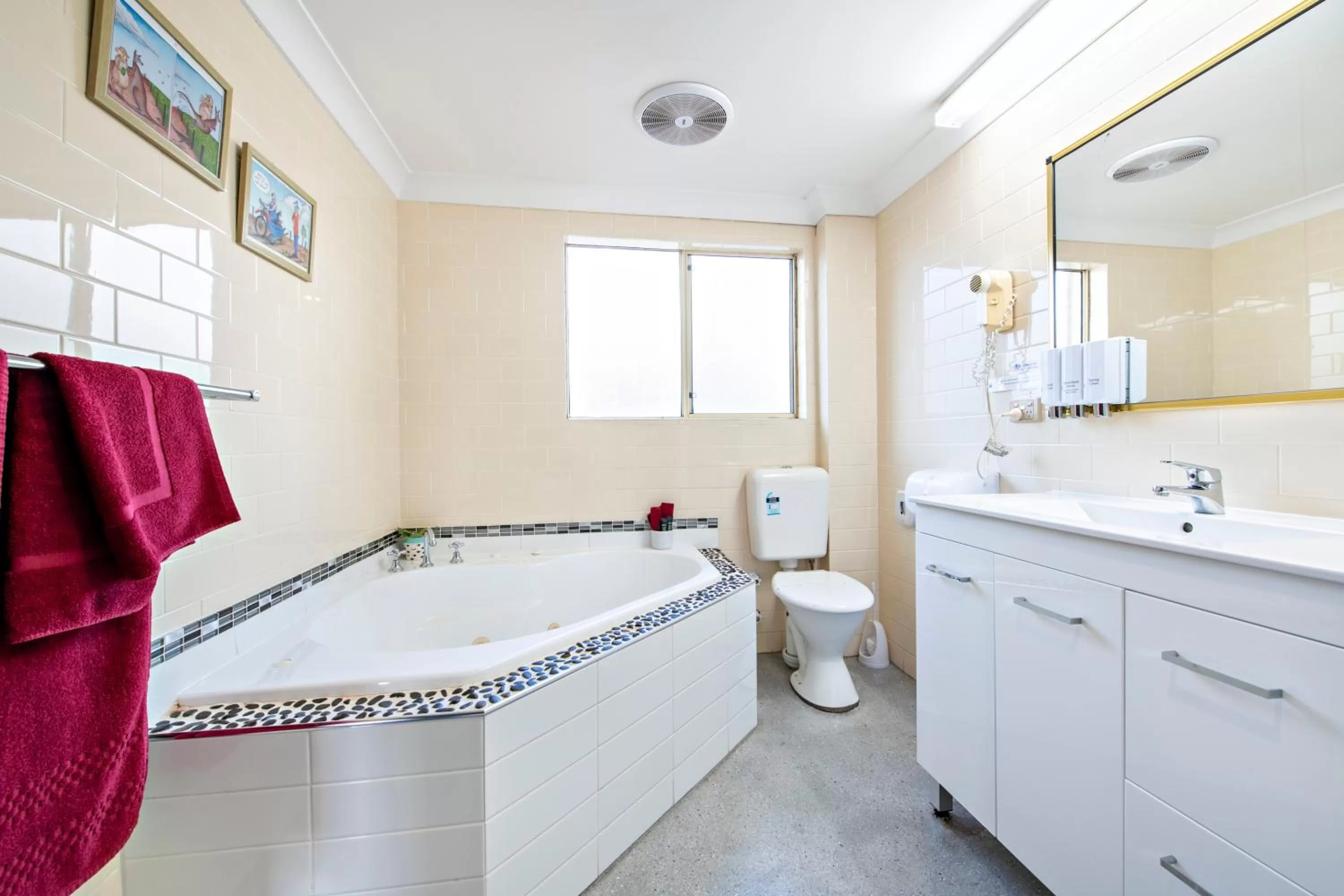 Bathroom in Shearing Shed Motor Inn