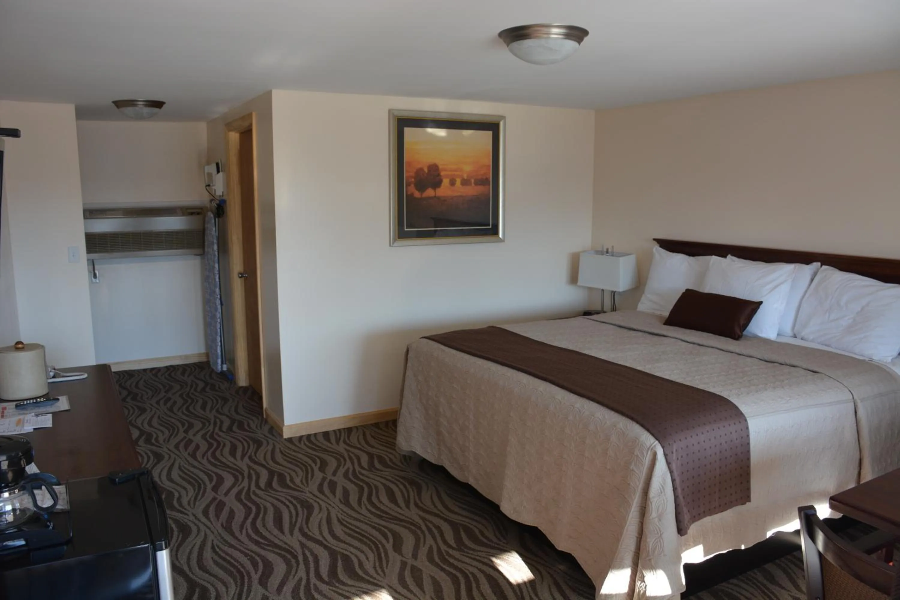 Bed in Liberty Inn Old Saybrook