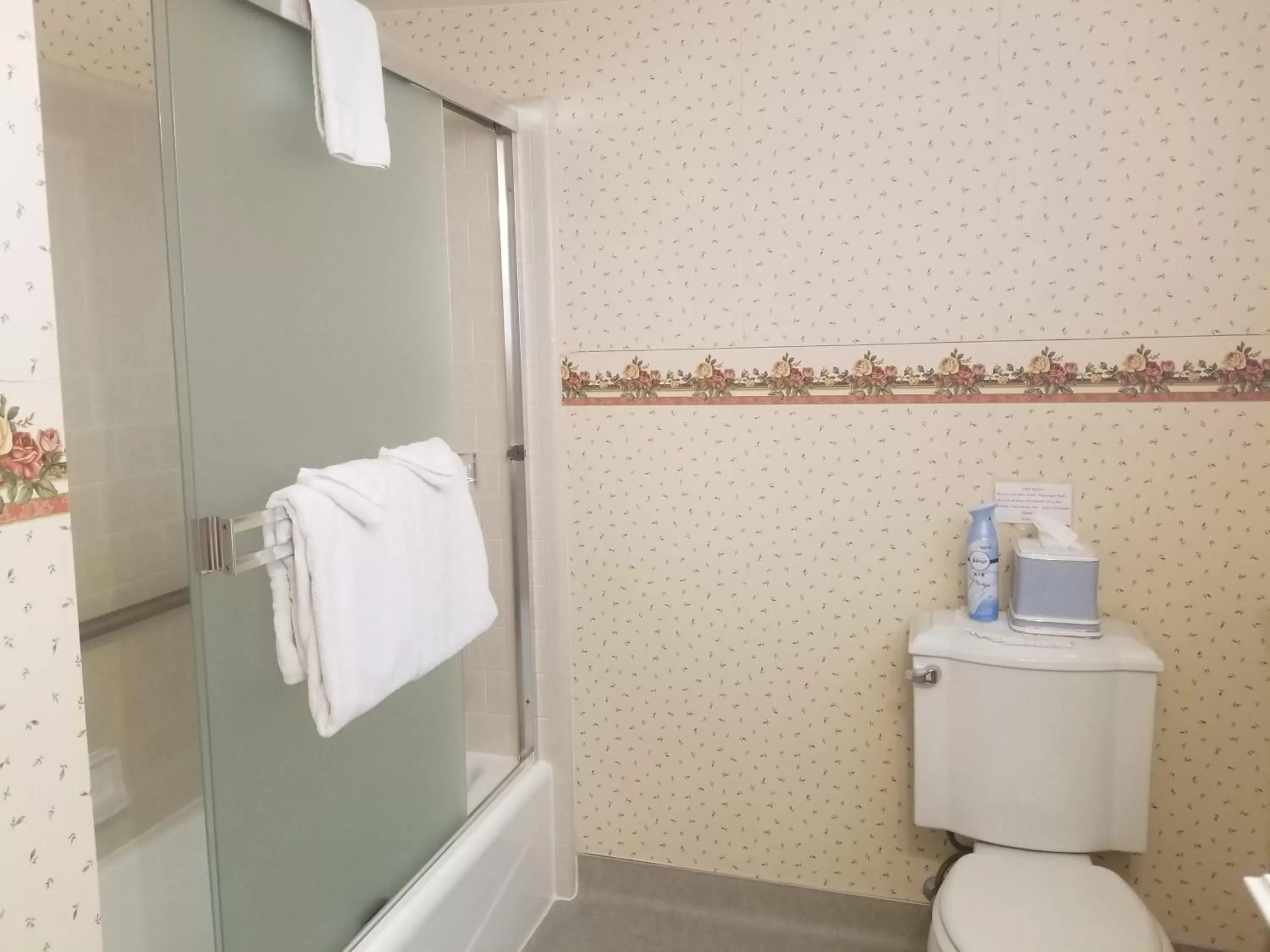 Deluxe Queen Room in The Raford Inn Deluxe Queen Room in The Raford Inn