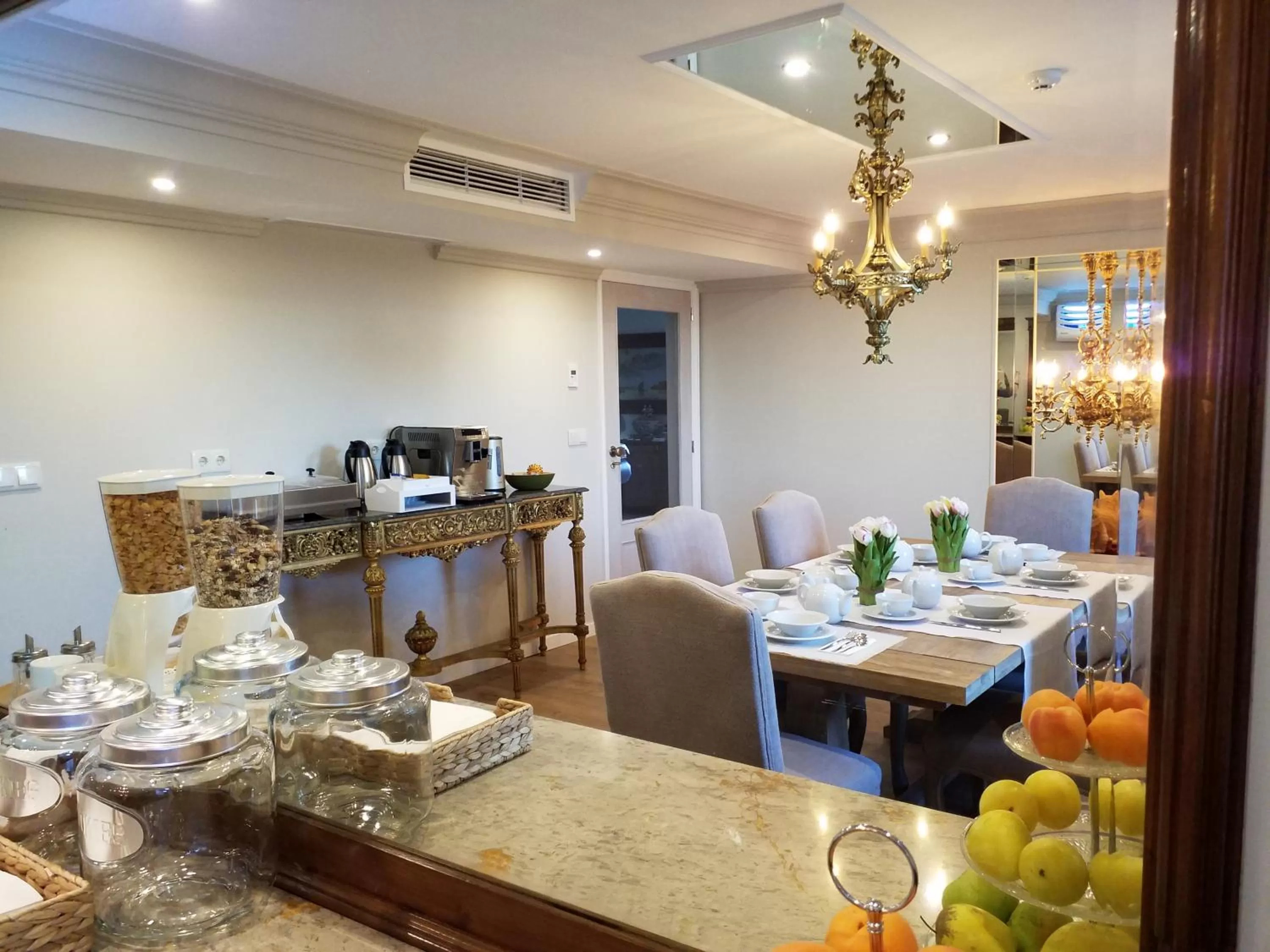 Communal lounge/ TV room, Restaurant/Places to Eat in Private Villa Porto