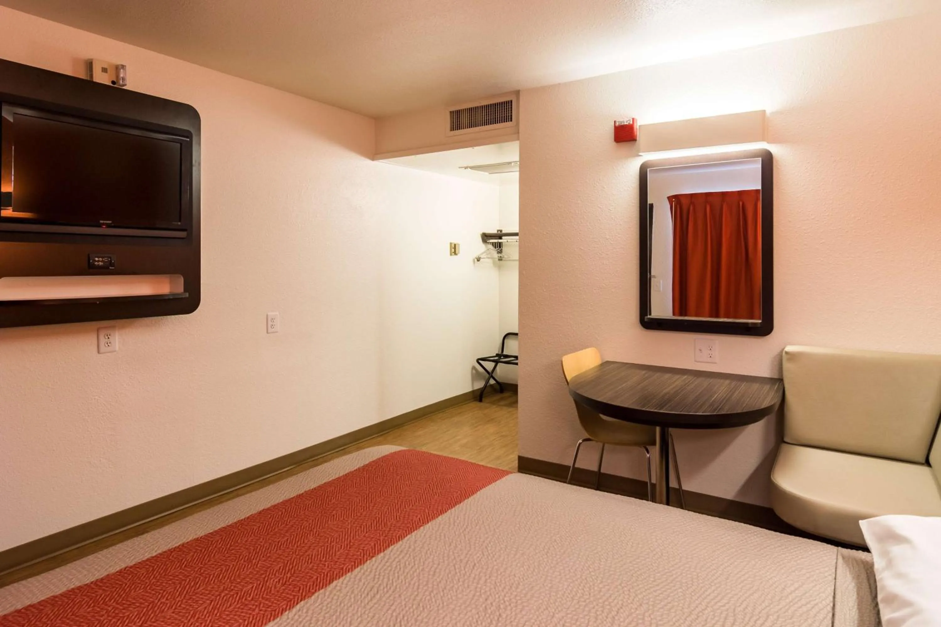TV and multimedia, Bed in Motel 6-Oroville, CA