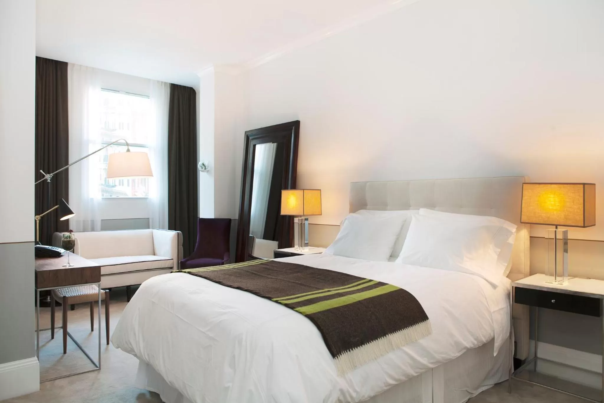 Photo of the whole room, Bed in The Broome