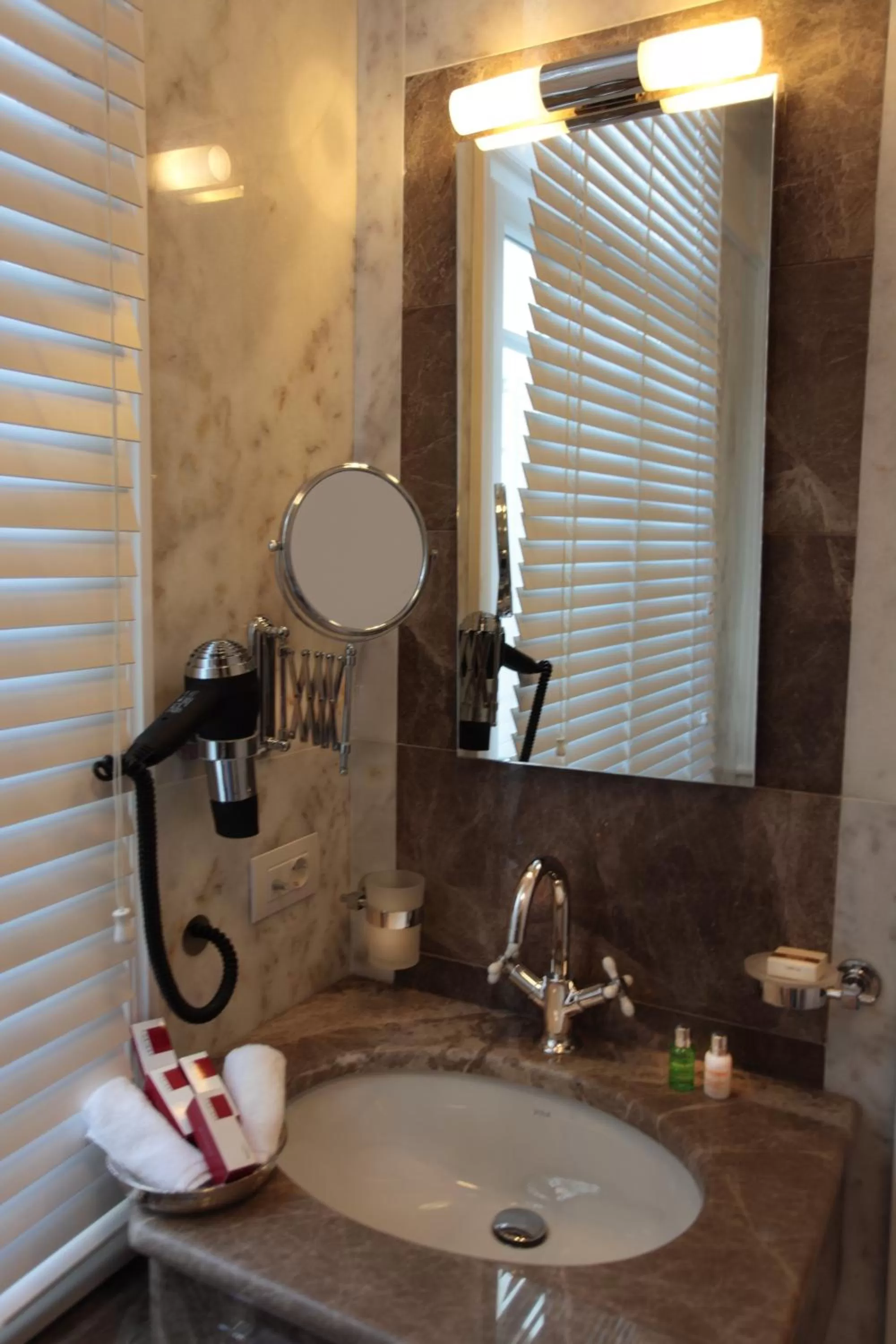 Shower in Corinne Art & Boutique Hotel