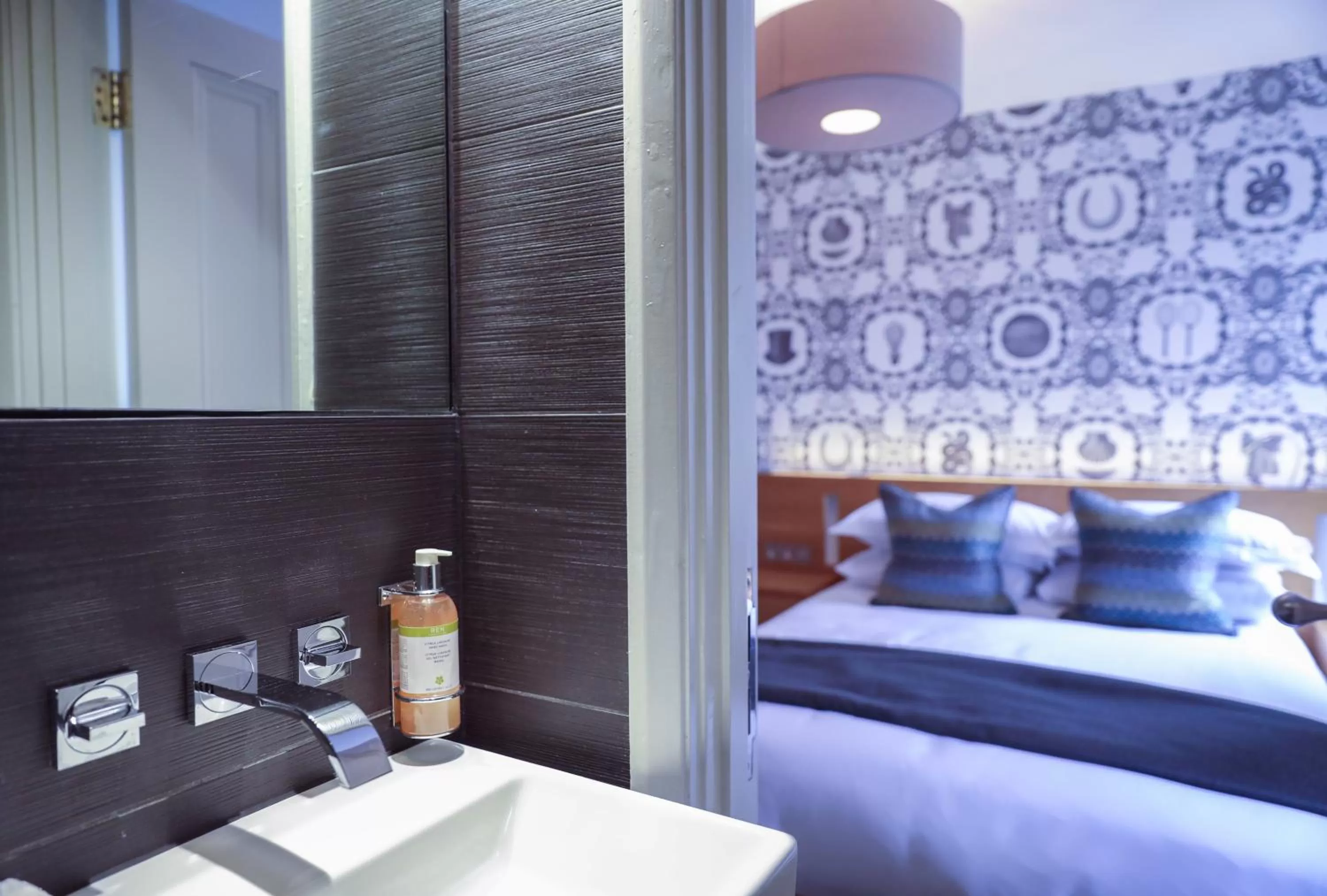 Bathroom, Bed in Malmaison Cheltenham