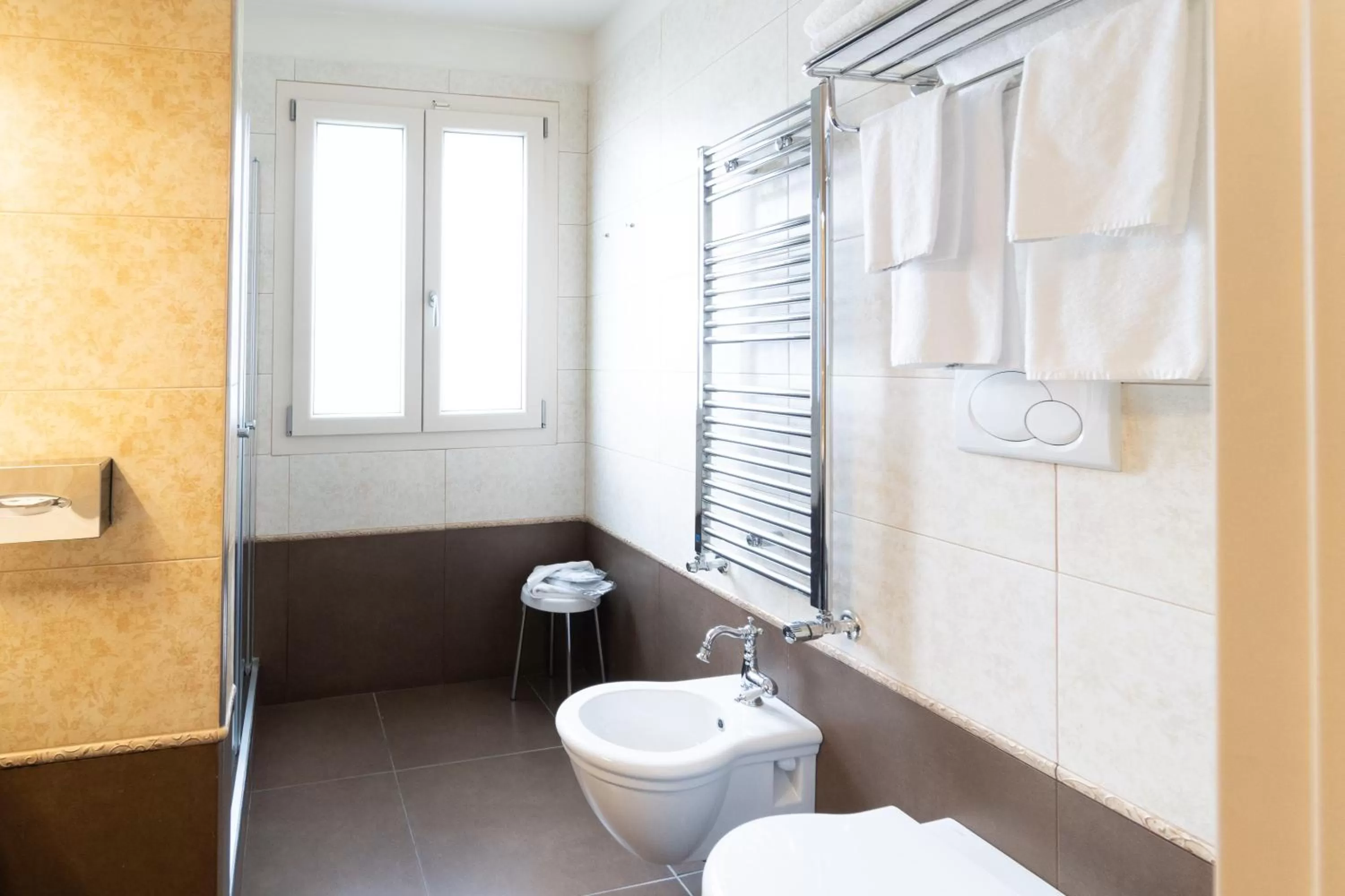 Bathroom in Best Western Plus Hotel Perla Del Porto